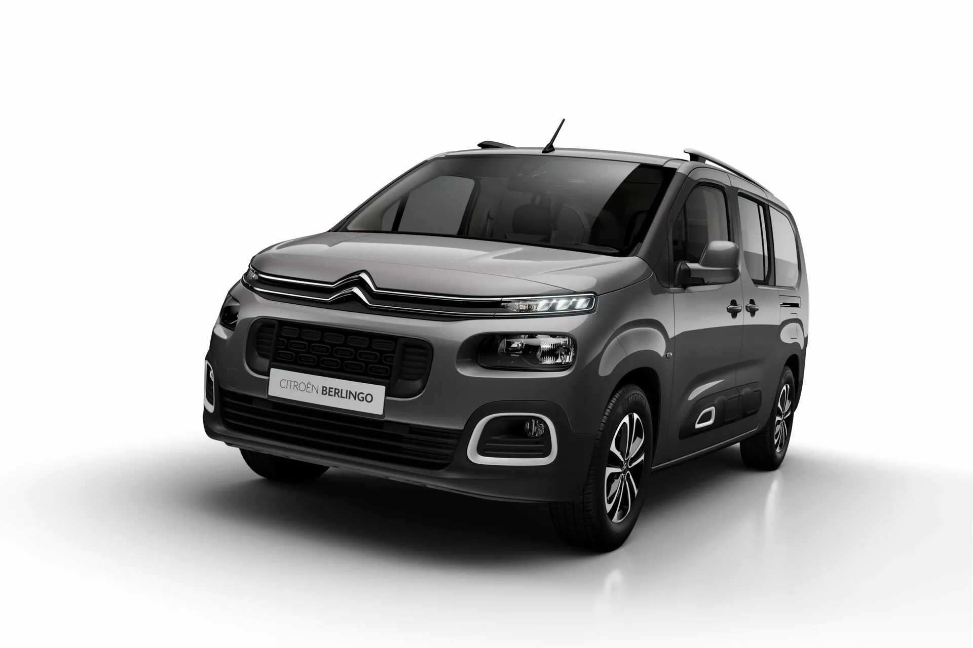 2021-es Citroën Berlingo stúdiófelvétele, mely az autó elő- és oldalnézetét mutatja kiemelkedő hűtőráccsal, LED fényszórókkal, ködlámpákkal, elegáns lökhárítóval, ötvözött kerekekkel és fémes karosszériával, kiemelve a design és technológiai jellemzőket