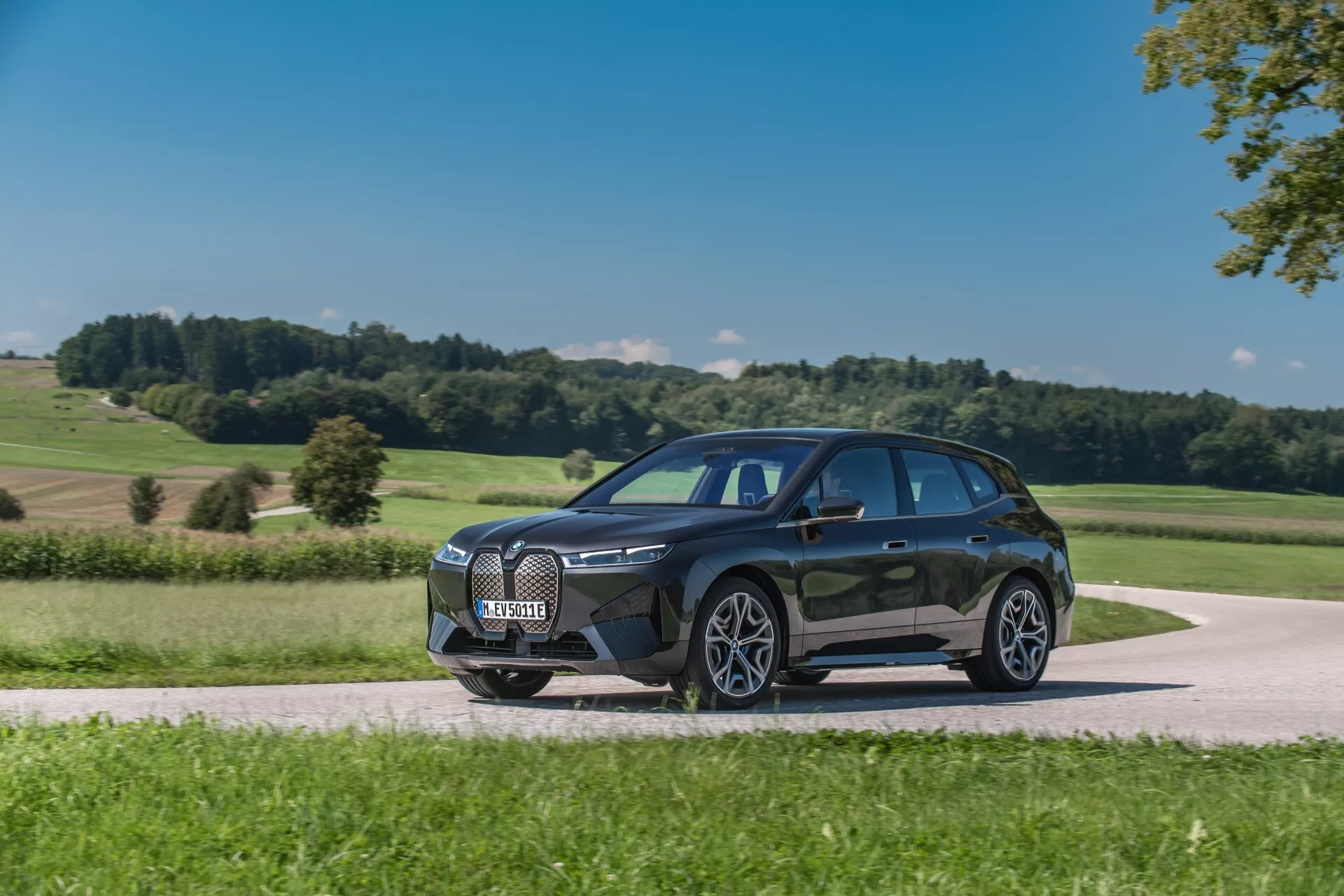 2021-es BMW iX i20 modell elegáns kialakítással, amely bemutatja futurisztikus külsőjét, elegáns vonalait és innovatív technológiáját