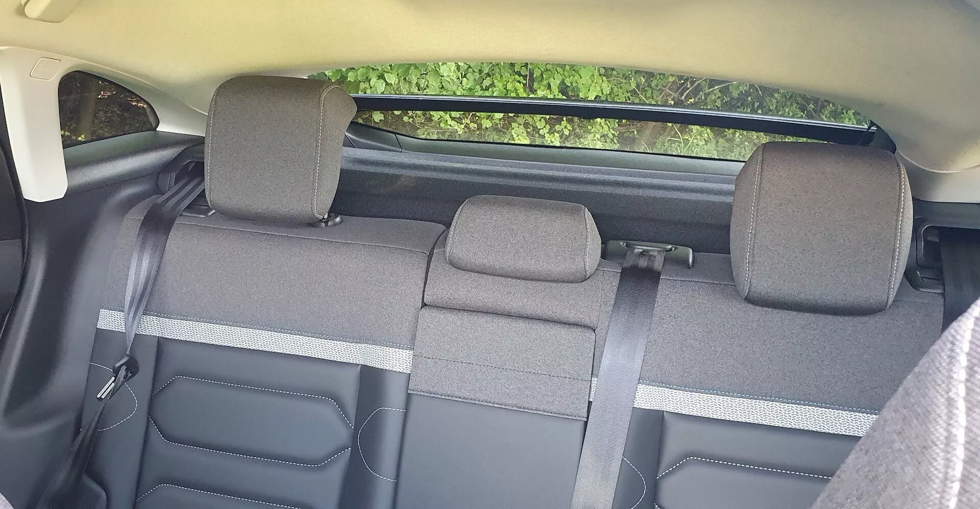 A 2020-as Citroën C4 belseje, amely az első ülésekből nézve a hátsó ülésekre összpontosít. A hátsó pad, amely három részre oszlik és 60/40 hajtogatási funkcióval rendelkezik, három utas befogadására képes. A szövet kárpit egy standard szintre utal, az állítható fejtámlák pedig a külső ülésekhez tartoznak. A színösszeállítás kéttónusú, oldalsó műanyag elemekkel és biztonsági övek burkolataival. Nincs látható fejlett technológia, de az alapvető biztonsági funkciók, mint például a biztonsági övek jelen vannak.