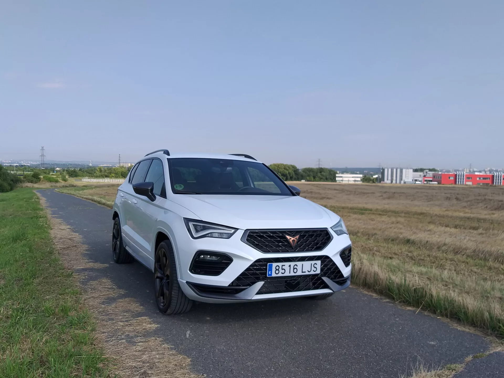 A 2020-as Cupra Ateca első nézete, amely bemutatja dinamikus tervezését és LED fényszóróit