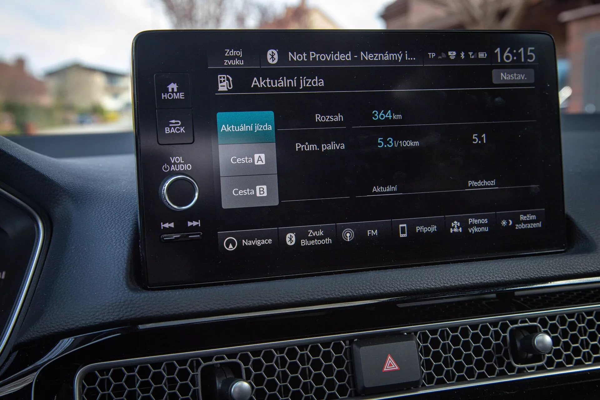 2022-es Honda Civic fedélzeti információs rendszere, amely navigációt és valós idejű vezetési adatokat jelenít meg, a vezető vagy első utas szemszögéből nézve