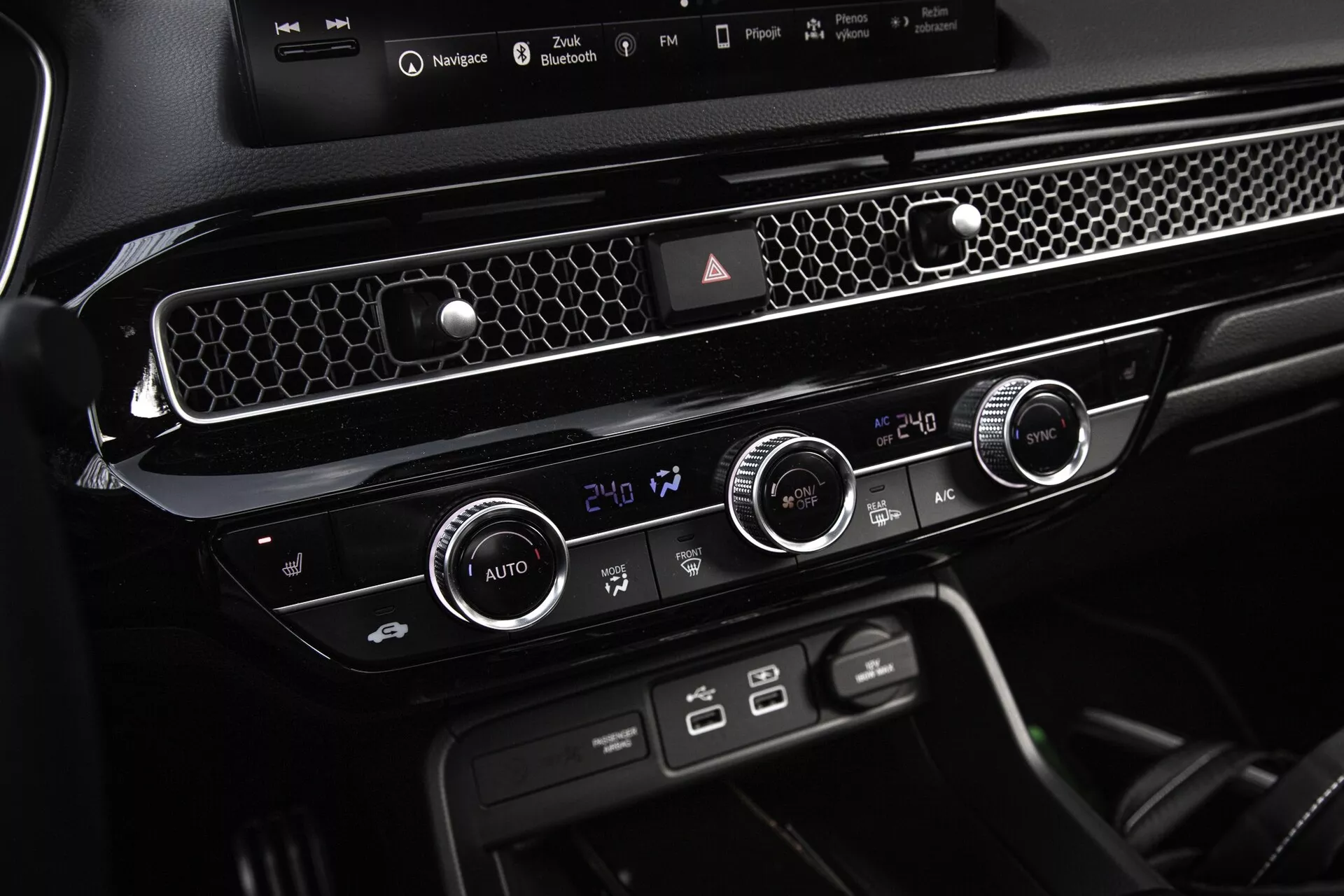 2022-es Honda Civic középkonzolja és klímavezérlő egysége, kétzónás hőmérséklet beállításokkal, krómozott légbeszívóval és funkció gombokkal egy modern és leegyszerűsített belső dizájnhoz