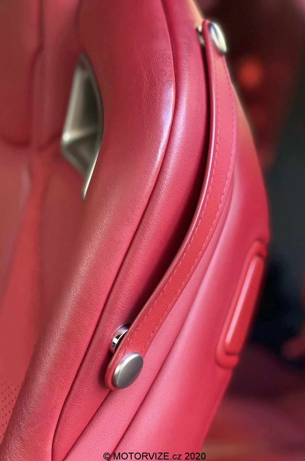 2016-os Lexus RC, elegáns dizájnú, fejlett biztonsági jellemzőkkel és erős teljesítménnyel rendelkező luxuskupé