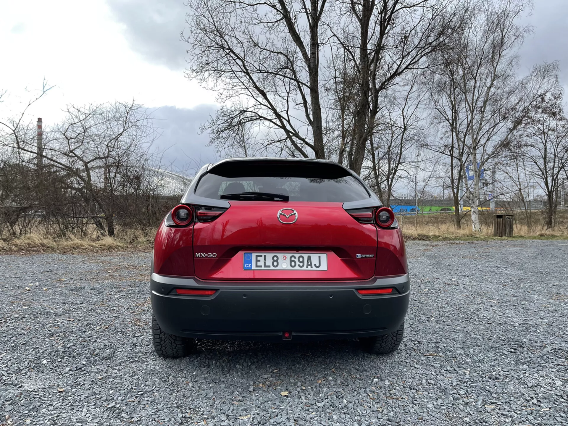 2020-as Mazda MX-30 elegáns metálszínben, amely bemutatja modern tervezését és elektromos technológiáját, festői helyszínen parkolva