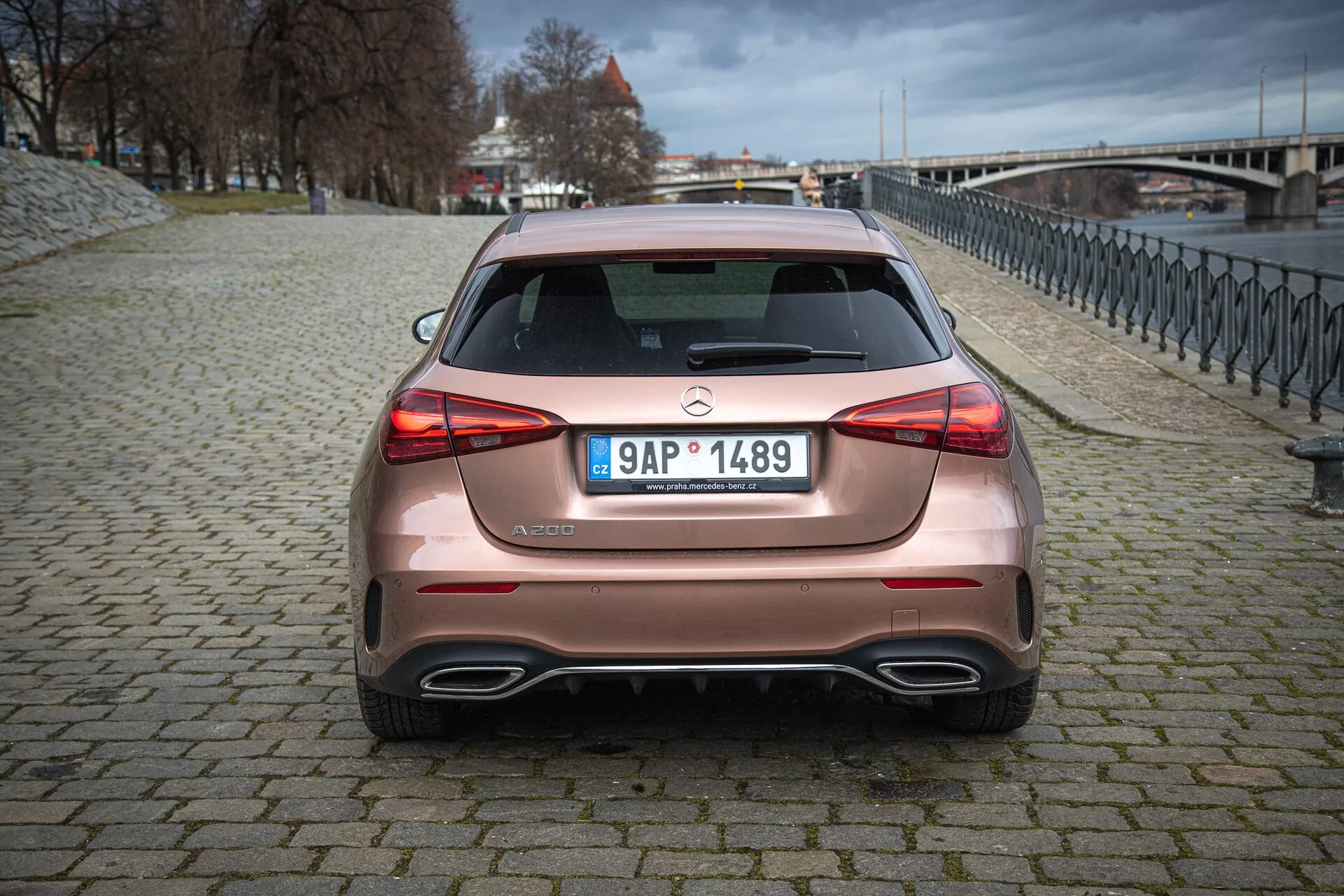 2022-es Mercedes-Benz A-osztály elegáns ezüst külsővel, amely bemutatja dinamikus tervezését és fejlett technológiai jellemzőit