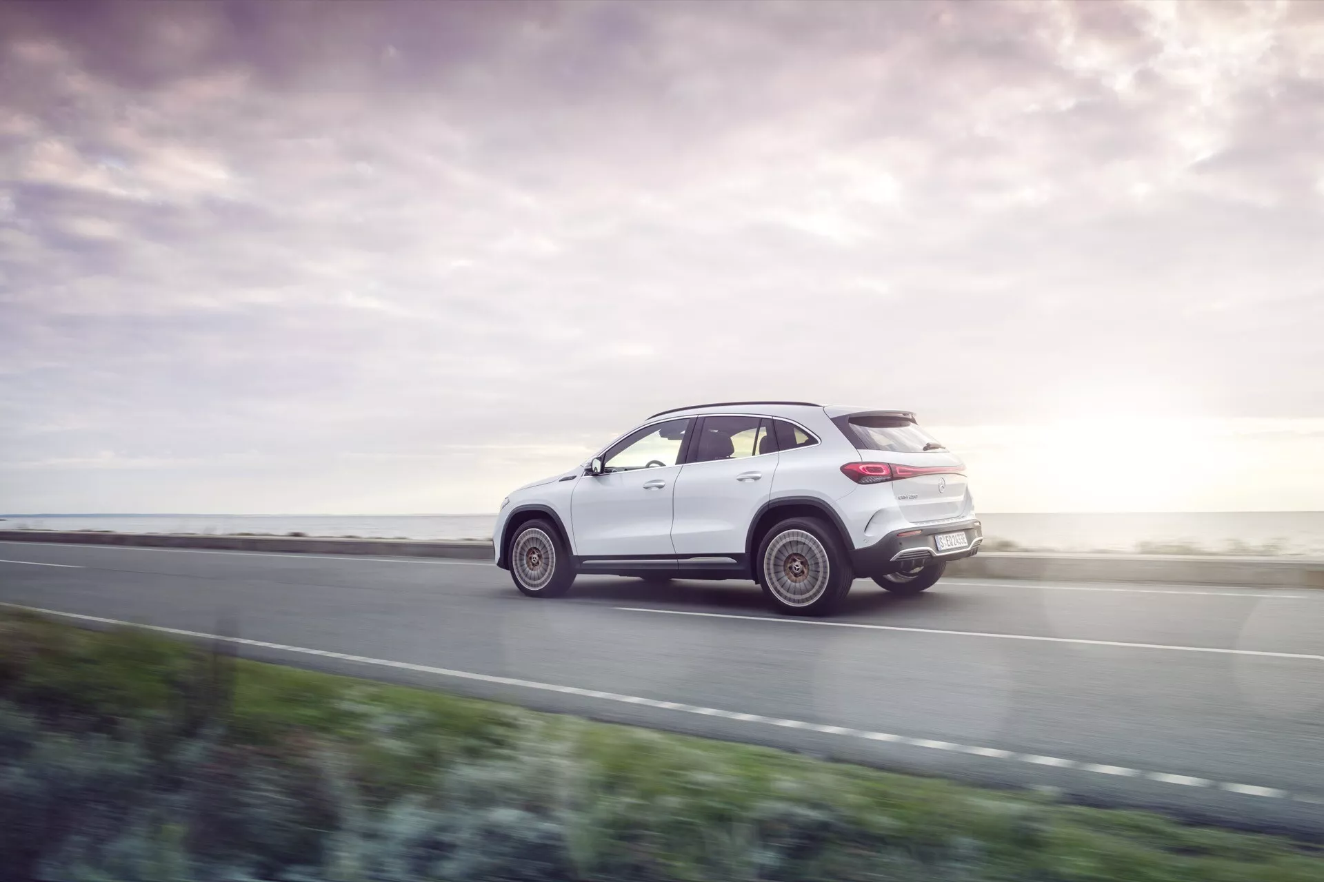 A Mercedes-Benz EQA 2021 modell 243 elülső nézete csinos fényszórókkal és elektromos ráccsal