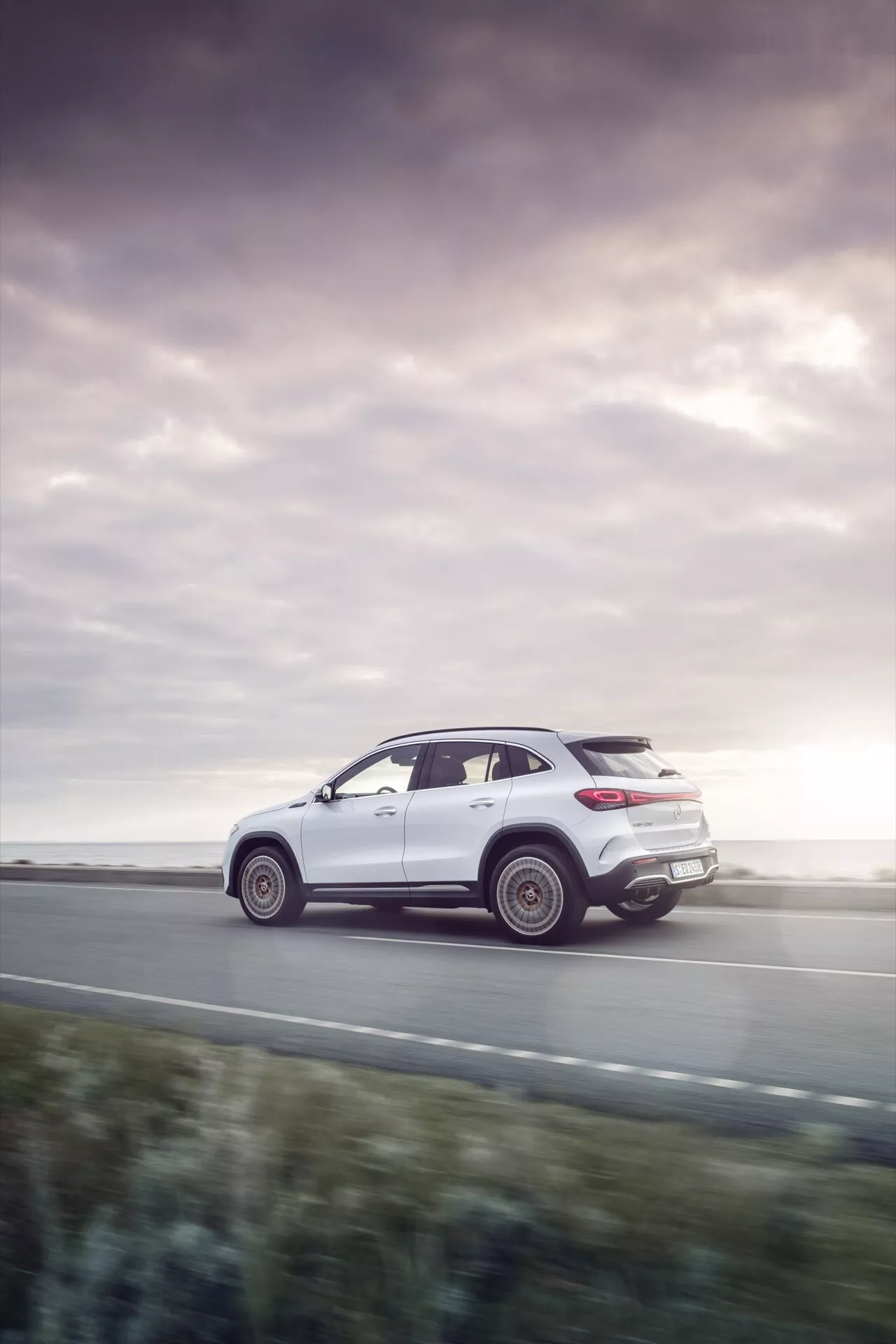 2021-es Mercedes-Benz EQA 243 elegáns ezüstben, aerodinamikus tervezését és innovatív elektromos technológiáját bemutatva