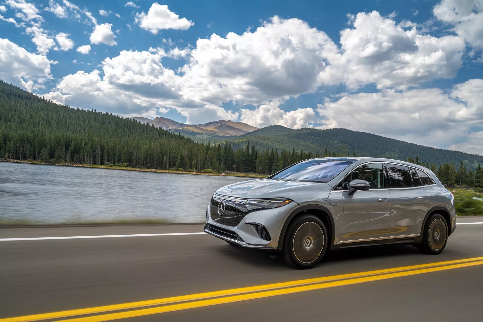 2022-es Mercedes EQS SUV elegáns kialakítással, élvonalbeli technológiával, luxus belső térrel és környezetbarát elektromos hajtáslánccal.