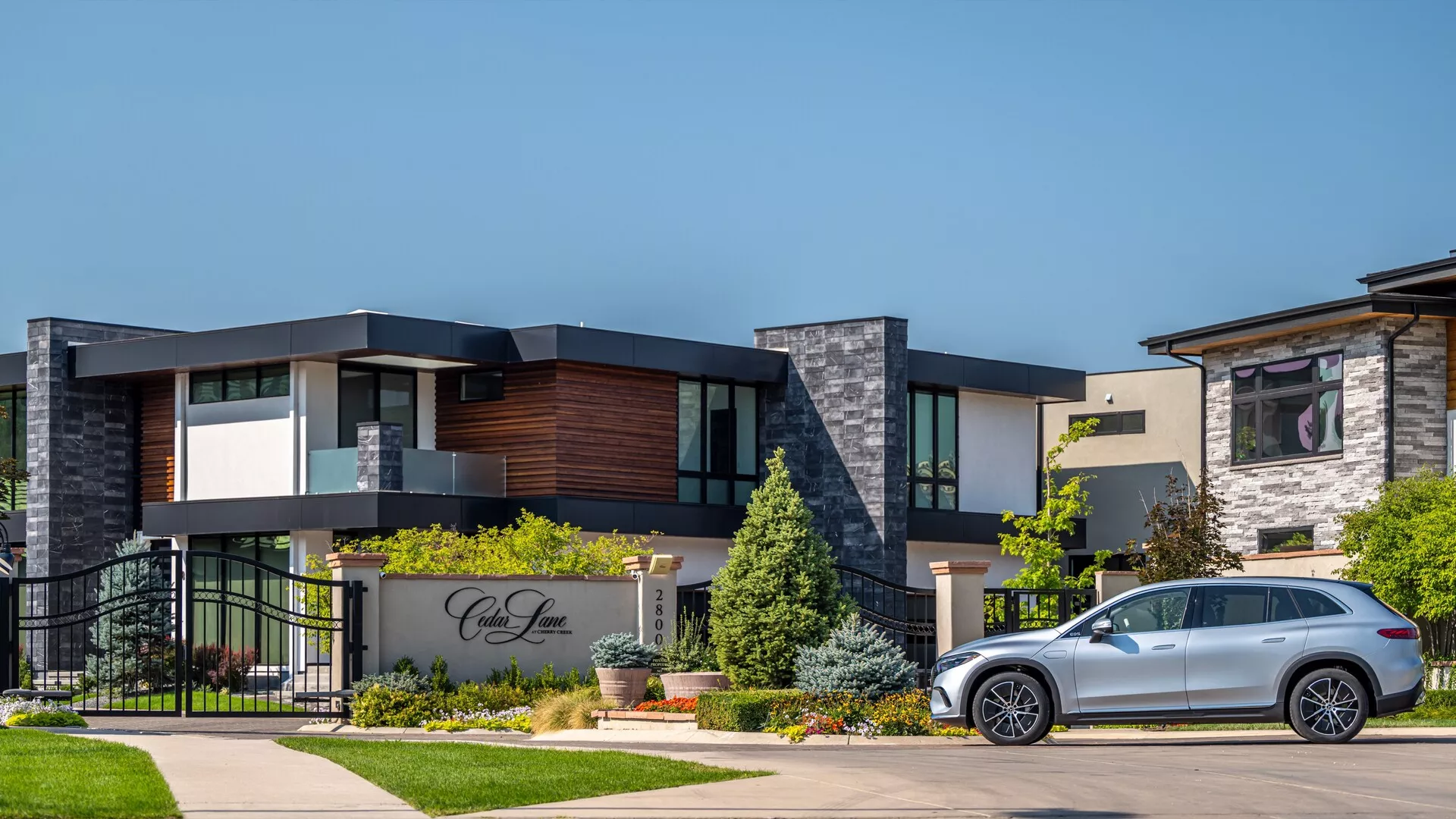 Oldalnézet a 2022-es Mercedes EQS SUV-ról, elegáns, modern formatervezéssel és fehér külsővel, kiemelve luxus jellemzőit és elektromos teljesítmény képességeit.