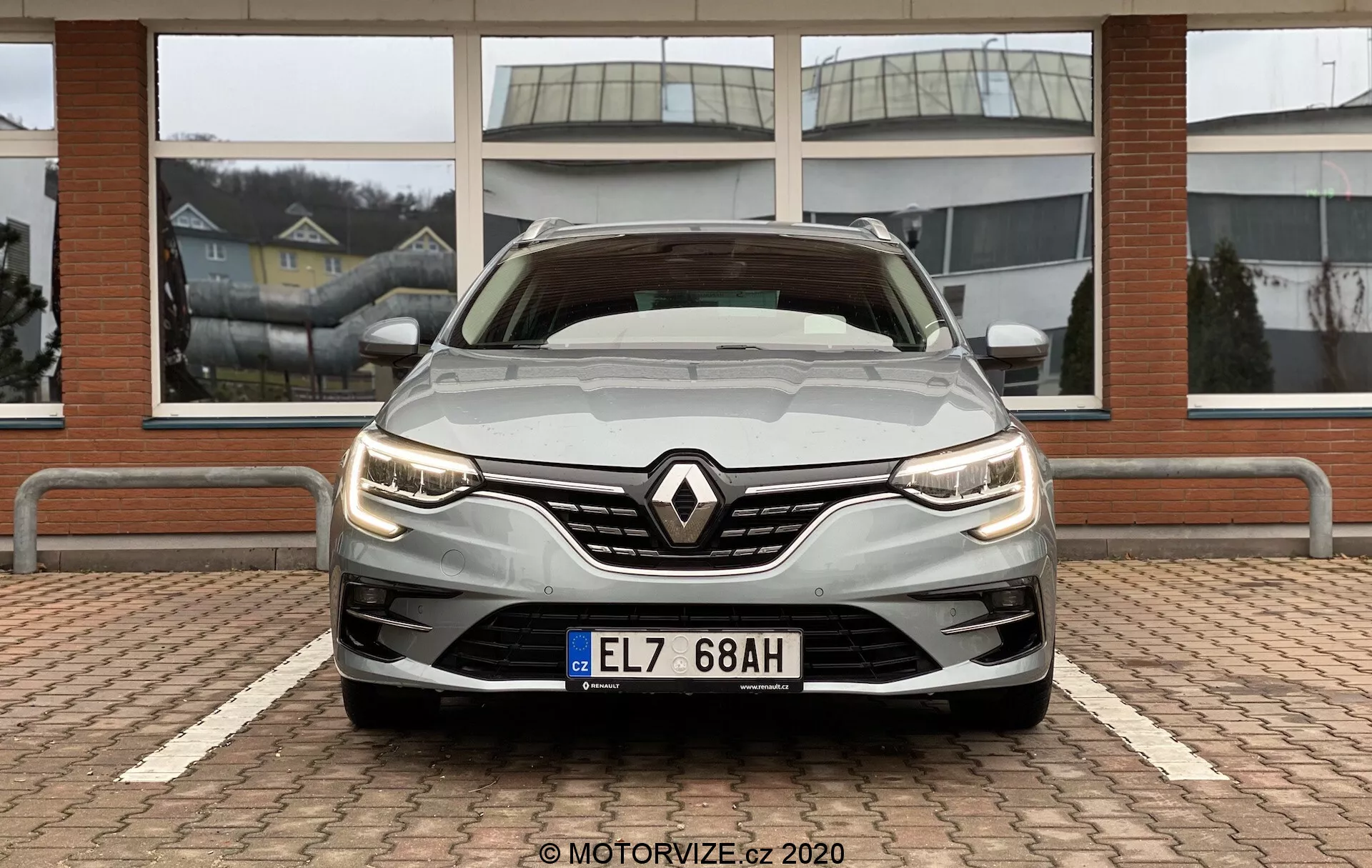 2022-es Renault Megane E-Tech elektromos jármű, elegáns, modern dizájnnal, dinamikus LED fényszórókkal, aerodinamikus ívekkel és tágas, technológiailag fejlett belső térrel.