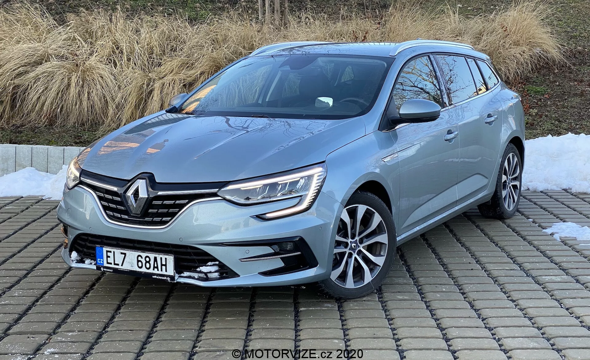 2022-es Renault Megane E-Tech, elegáns elektromos ferdehátú fejlett technológiával, aerodinamikai dizájnnal, tágas belső térrel és korszerű biztonsági funkciókkal