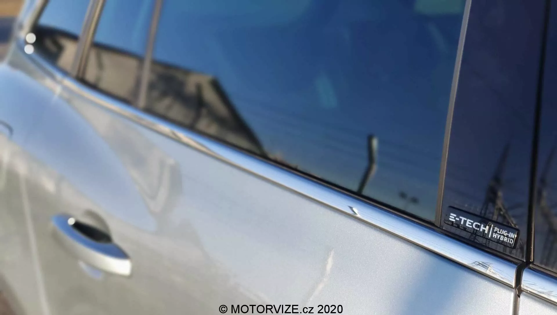 2022-es Renault Megane E-Tech elegáns aerodinamikus dizájnnal, modern LED fényszórókkal, fejlett elektromos jármű technológiával, tágas és high-tech belső térrel, digitális pilótafülkével és élvonalbeli biztonsági funkciókkal.