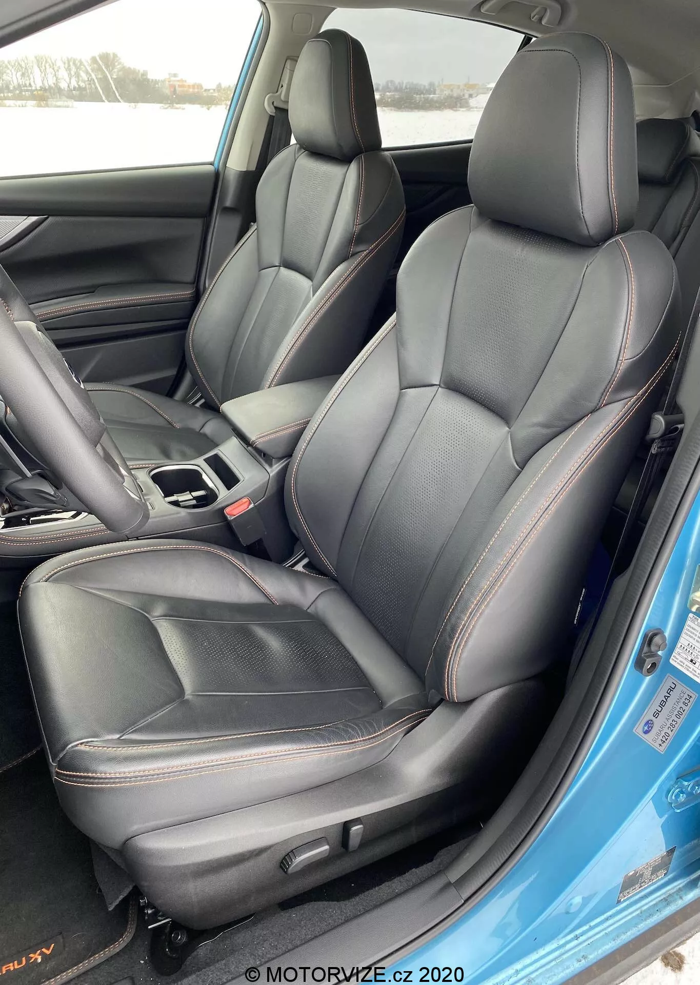 Subaru XV 2018 1.6i Trend Lineartronic belső tér, a vezető és utas ülése fekete bőrrel és vörös varrásokkal kárpitozva, a vezető oldali ajtó nyitott állapotából külső nézetből.