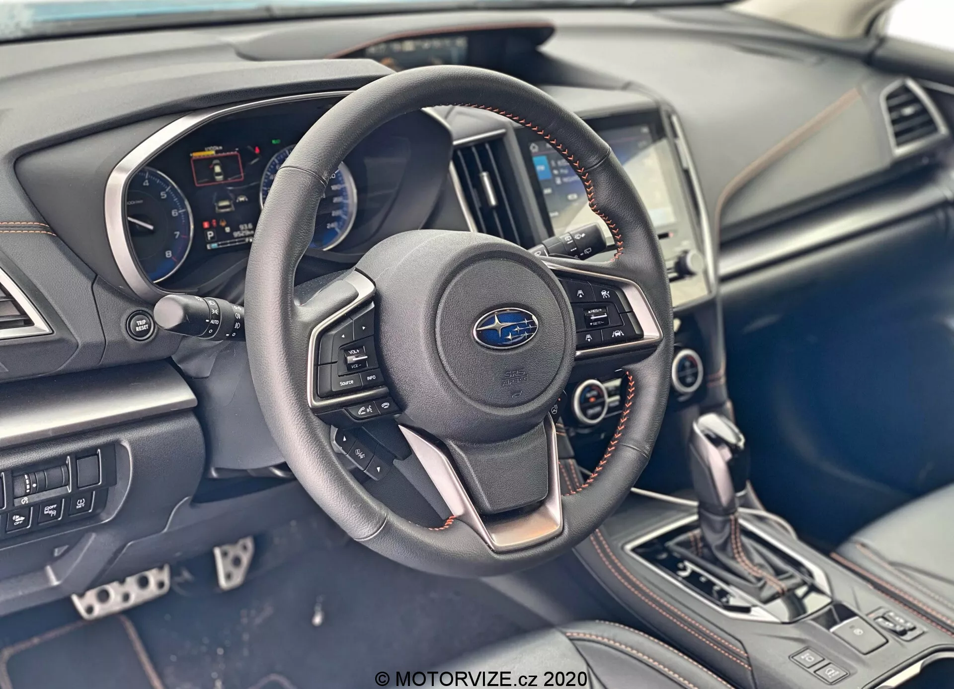 Részletes belső térkép a 2018-as Subaru XV-ről (Subaru-XV-1-6i-Trend-Lineartronic), amely a vezető területére összpontosít. A funkcionális műszerfalon egy jól látható Subaru emblémával ellátott kormánykerék található, amelyen hangvezérlők és kihangosító hívásvezérlők vannak. A műszerfal mögött sebességmérő, fordulatszámmérő és digitális kijelző látható. A központi infotainment kijelző a műszerfalba van integrálva, valamint a klímavezérlő gombokkal rendelkezik. A középkonzolon található az automata sebességváltó parkoló állásban, és más vezetési módú gombokkal is rendelkezik, modern, elegáns anyagokkal és dizájnelemekkel kombinálva.