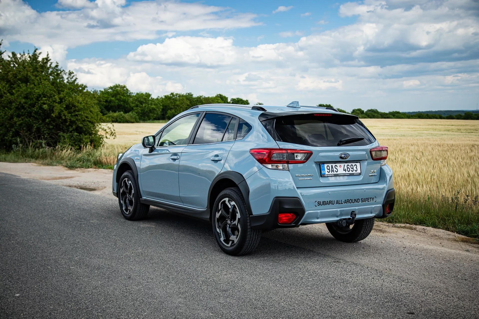 2021-es világoskék Subaru XV kompakt SUV, hátulról, háromnegyedes szögletből fényképezve, kiemelve a jármű jobb oldalát, dinamikus állást burkolt úton, világos nézettel a hátsó spoilerre, ötvözött kerekűre, LED hátsó fényszóróra, modell jelvényre, egyetlen kipufogócsőre, és potenciális technológiai jellemzőkre