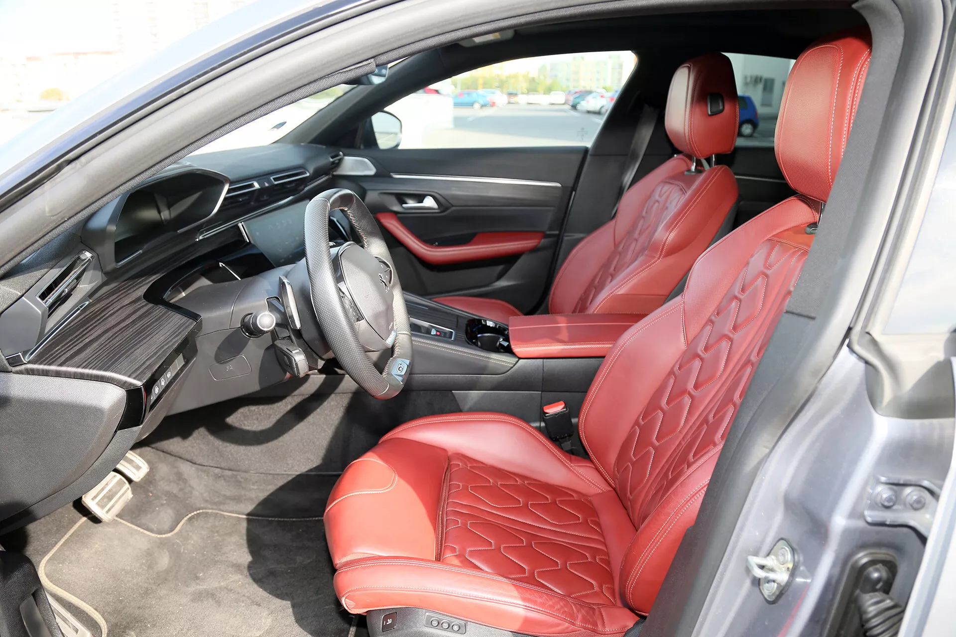 Luxus 2001-es Toyota Camry Limuzin belső tér tűzdíszes piros bőrülésekkel, fejlett digitális műszerfal és multifunkciós kormánykerék, érintőképernyős infotainment rendszer és elegáns műszerfal design a vezető oldaláról látható.