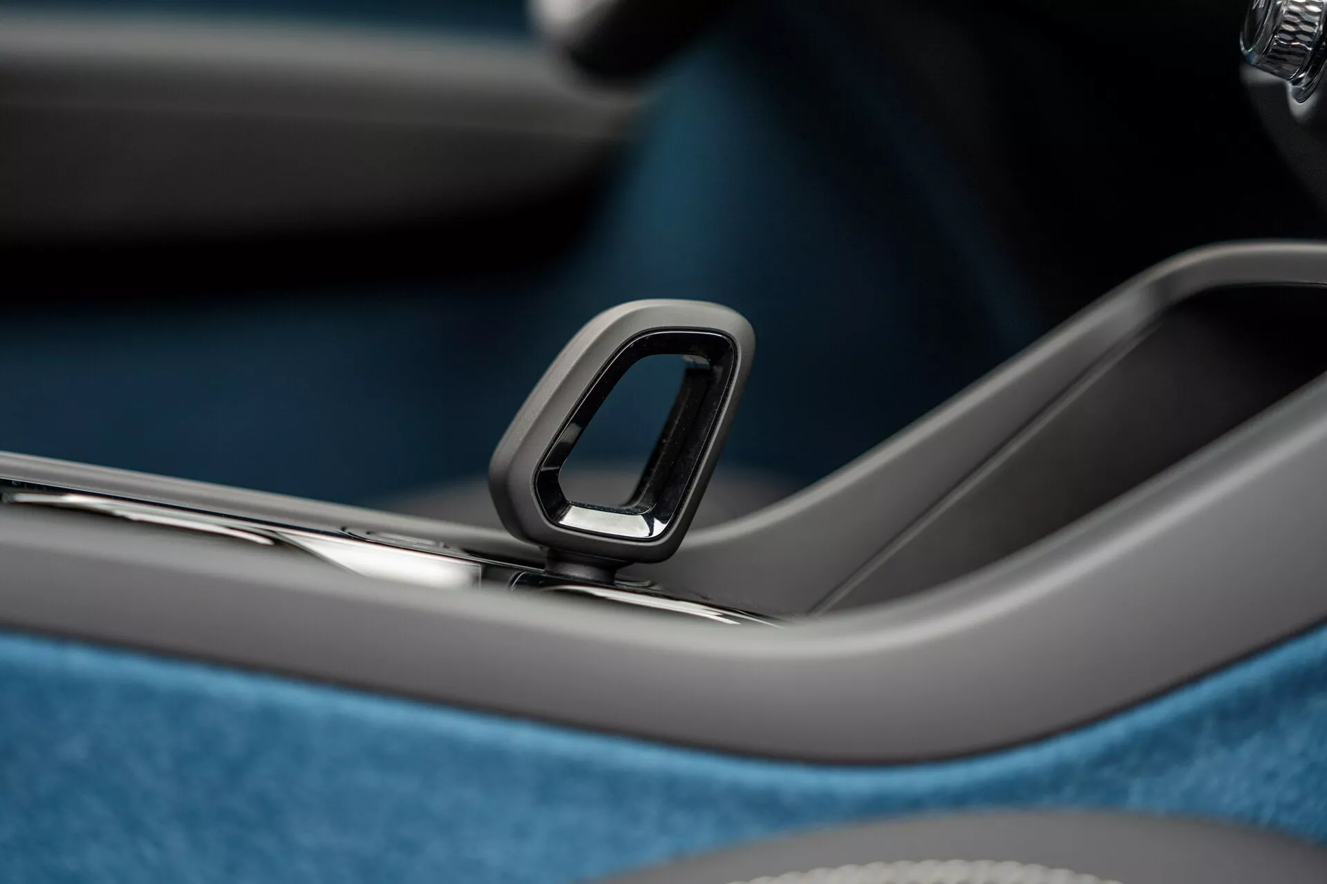 Első generációs 2021-es Volvo C40 karcsú kialakítással, prémium belső térrel és fejlett elektromos hajtáslánccal egy modern városi háttéren