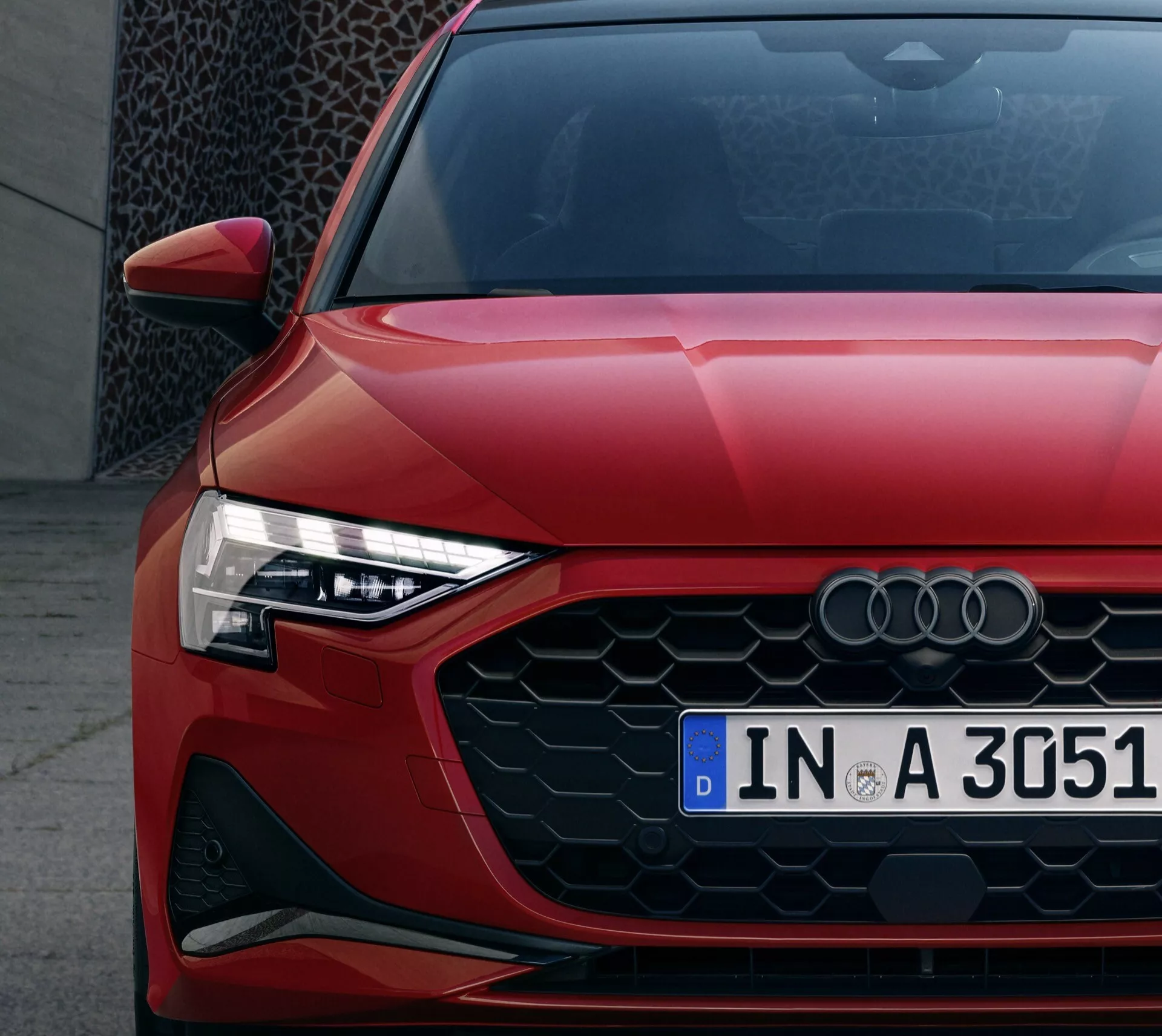 2024-es Audi A3 8Y Facelift modell új elegáns designelemekkel, fejlesztett LED fényszórókkal és frissített belső technológiával