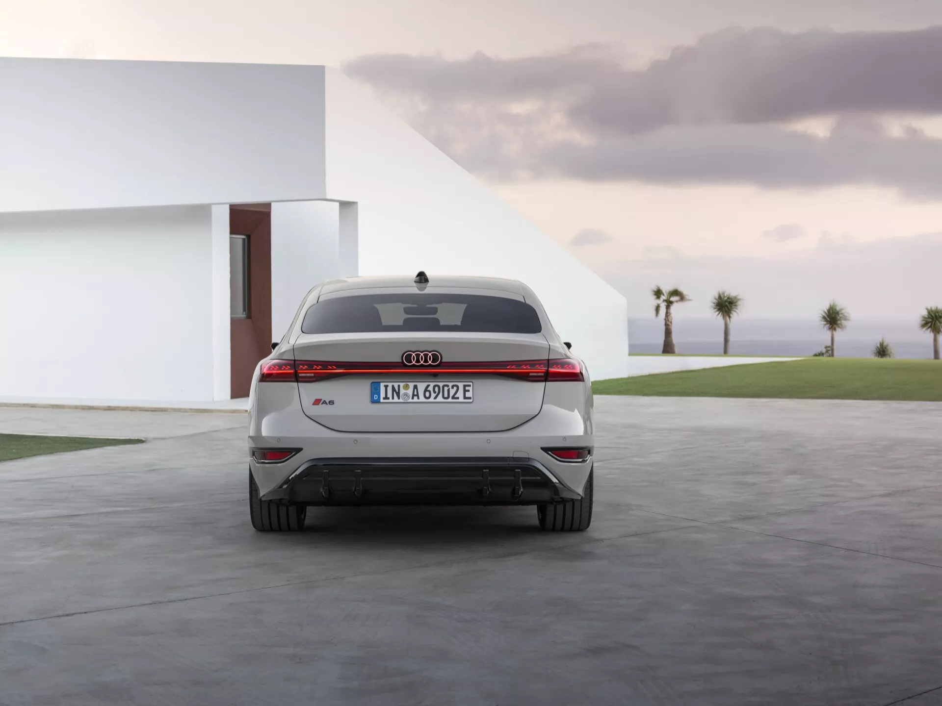 Audi A6 e-Tron 2024 GH modell elegáns dizájnnal, fejlett elektromos hajtáslánccal, LED fényszórókkal, aerodinamikus karosszériával, luxusos belső térrel, korszerű infotainment rendszerrel és élvonalbeli technológiával.