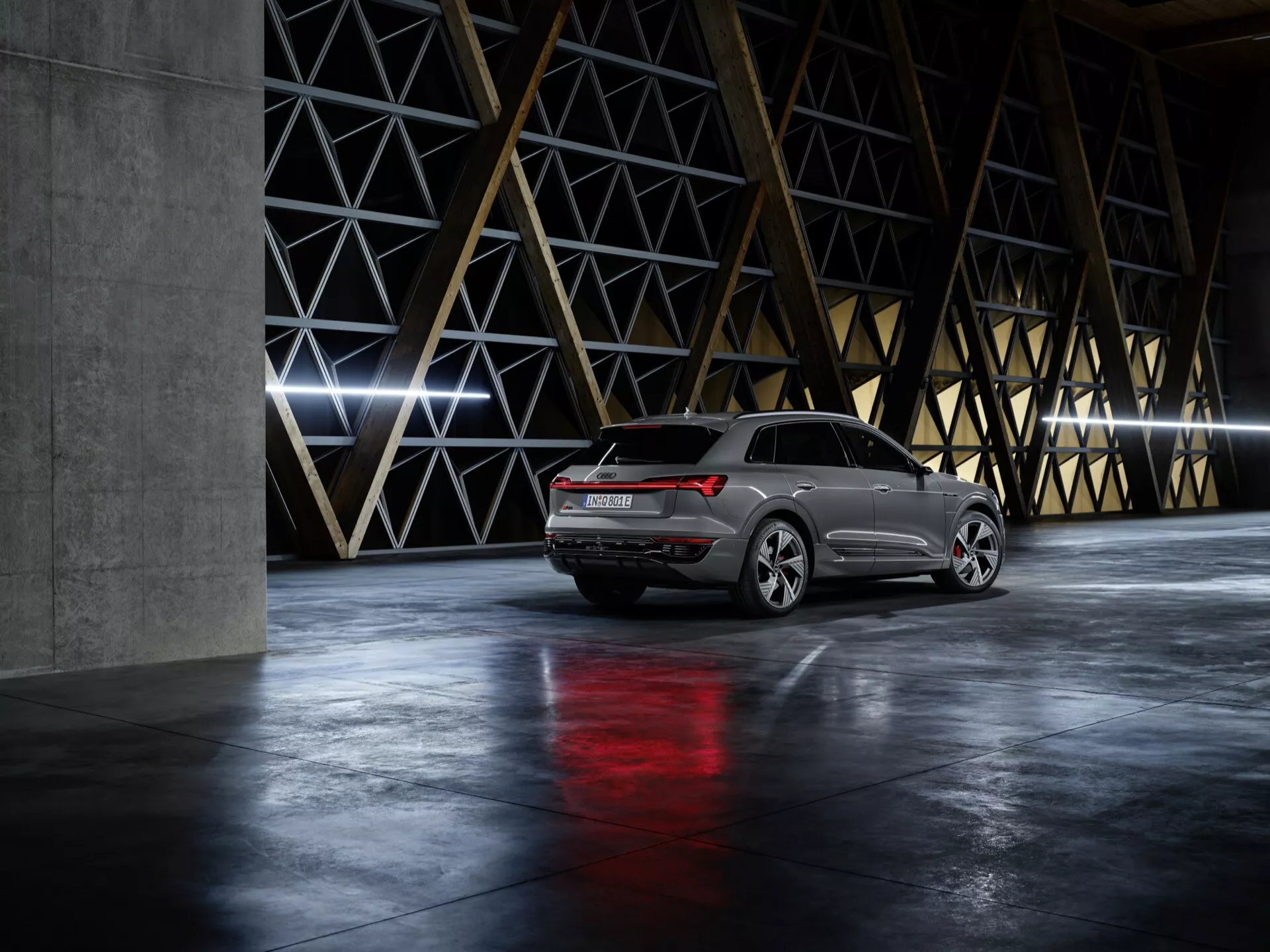 2023-as Audi Q8 e-tron Gleccserfehérben, amely az elegáns külsőt, a fejlett LED fényszórókat és a dinamikus sziluettet mutatja