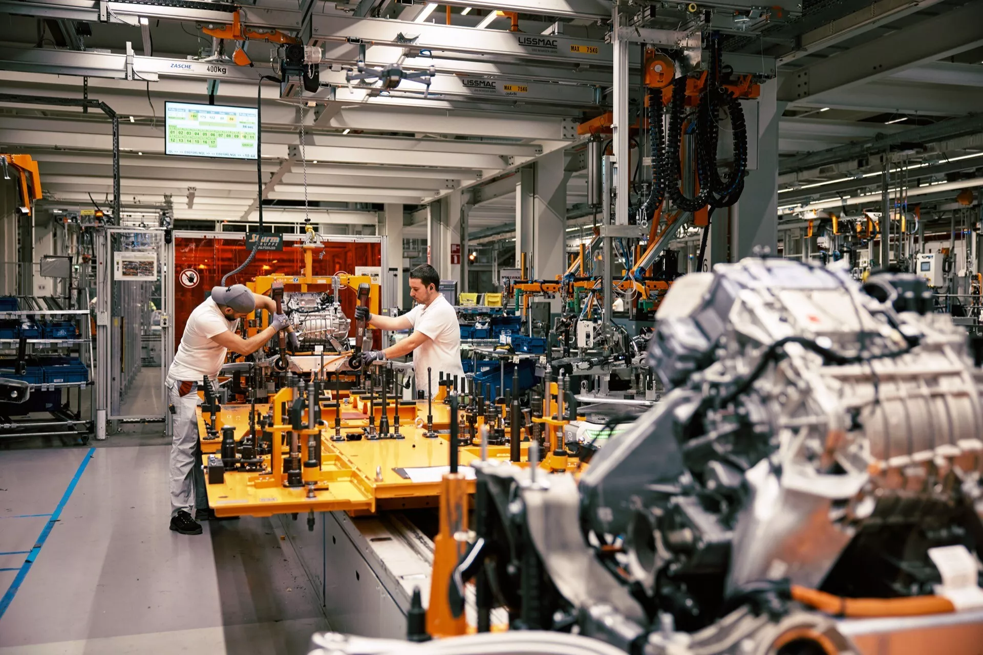 2023-as Audi Q8 e-tron Glacier White színben, az eleje nézet, amely bemutatja a letisztult dizájnt és a fejlett LED fényszórókat