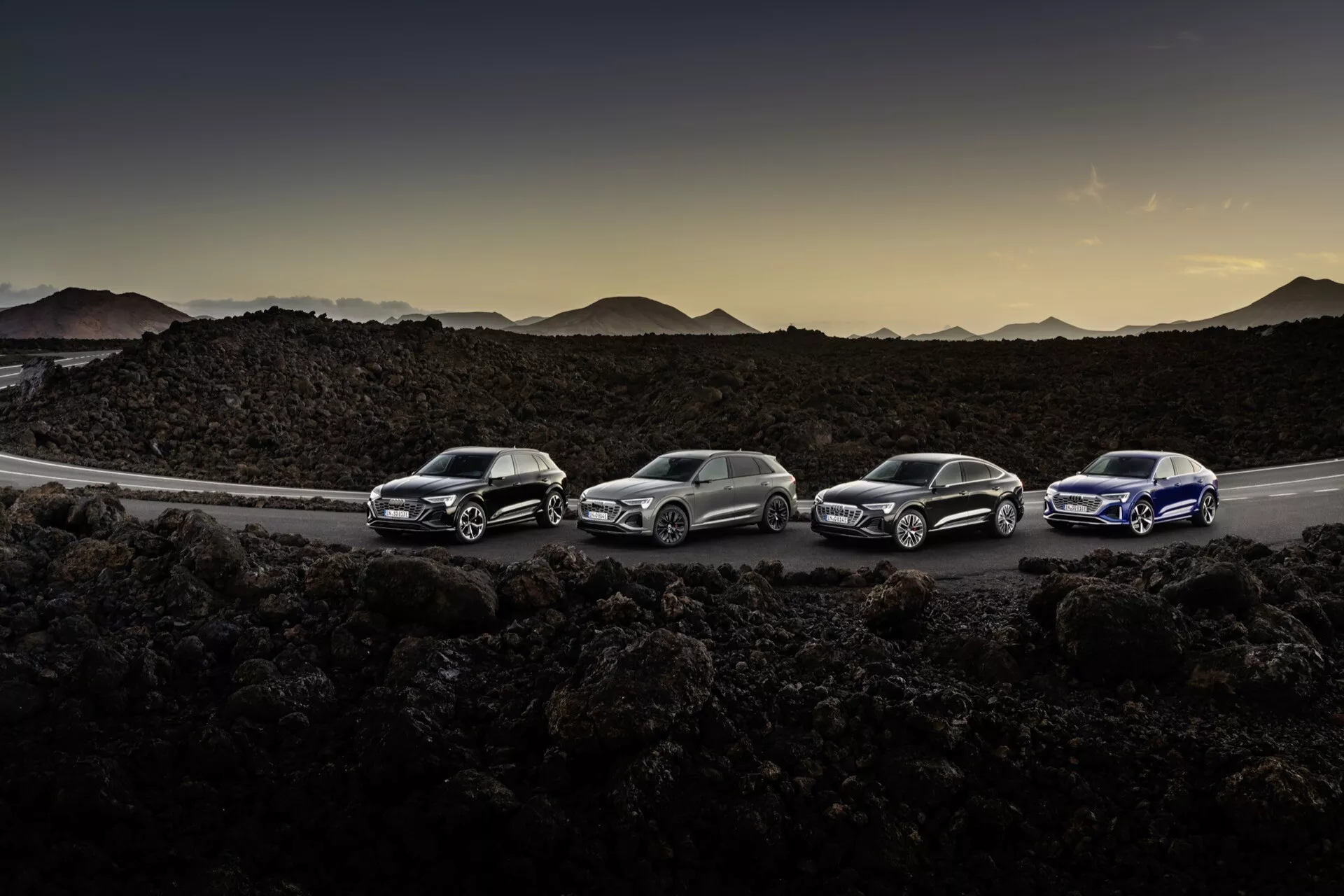 2023-as Audi Q8 e-tron elektromos SUV, gleccserfehér színben, amely bemutatja a fejlett technológiai jellemzőket és a letisztult tervezést