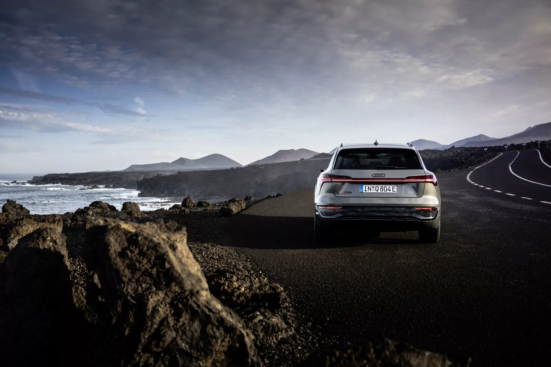 2023-as Audi Q8 e-tron grafit kiadás, amely bemutatja karcsú sziluettjét, fejlett LED világítását és aerodinamikai kialakítását