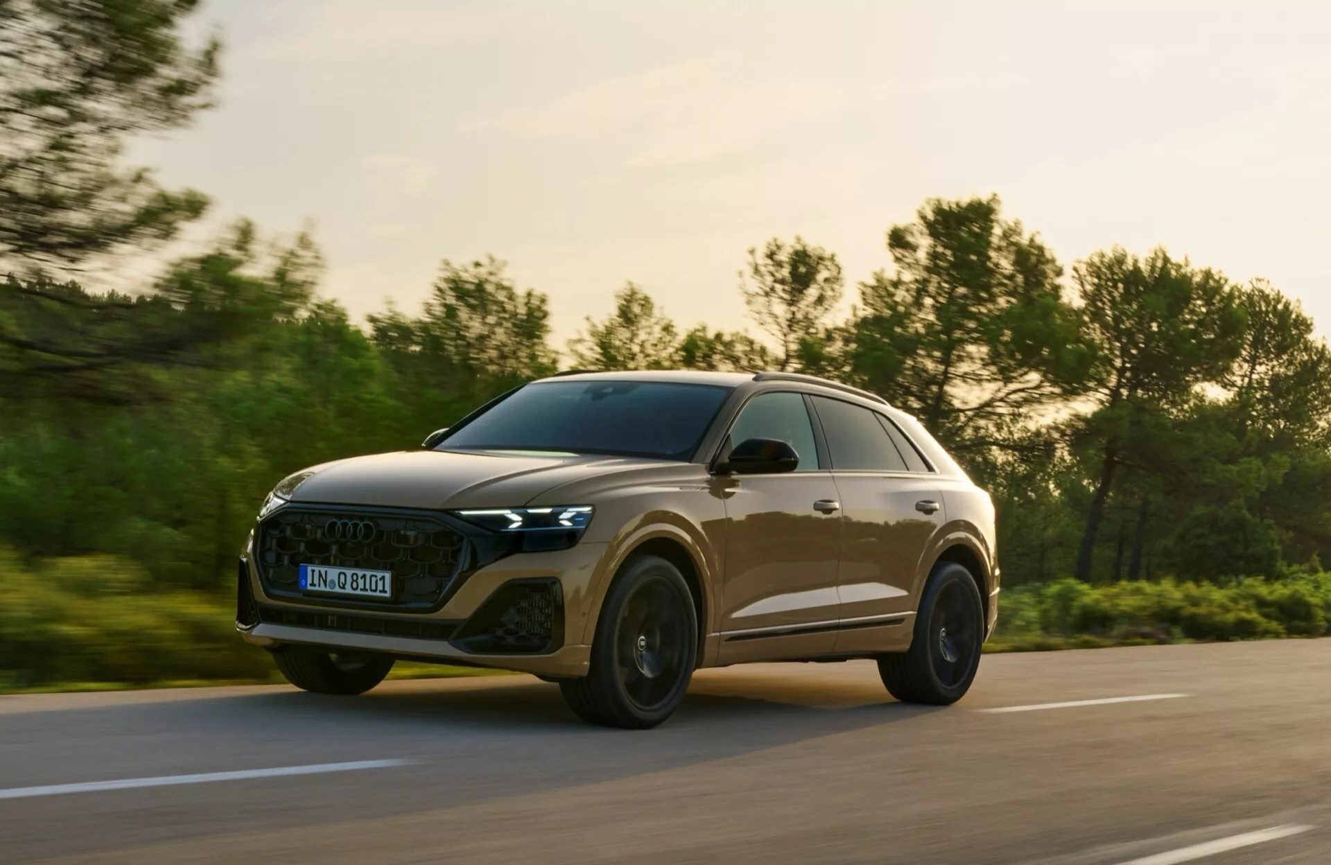 2023-as Audi Q8 (4M Facelift) dinamikus pózban, kiemelve elegáns tervezését és fejlett funkcióit