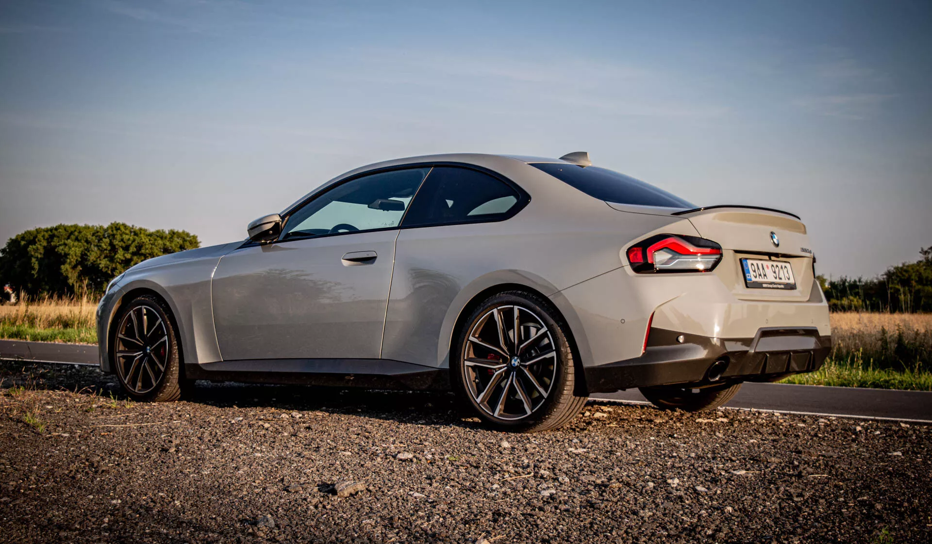 2022-es BMW 2-es sorozatú Coupé, elegáns aerodinamikai dizájnnal, ikonikus veseráccsal és fejlett LED fényszórókkal; modern, luxus belső teret mutat be, kiváló minőségű anyagokkal, csúcstechnológiával és sportos vezetési dinamikával.