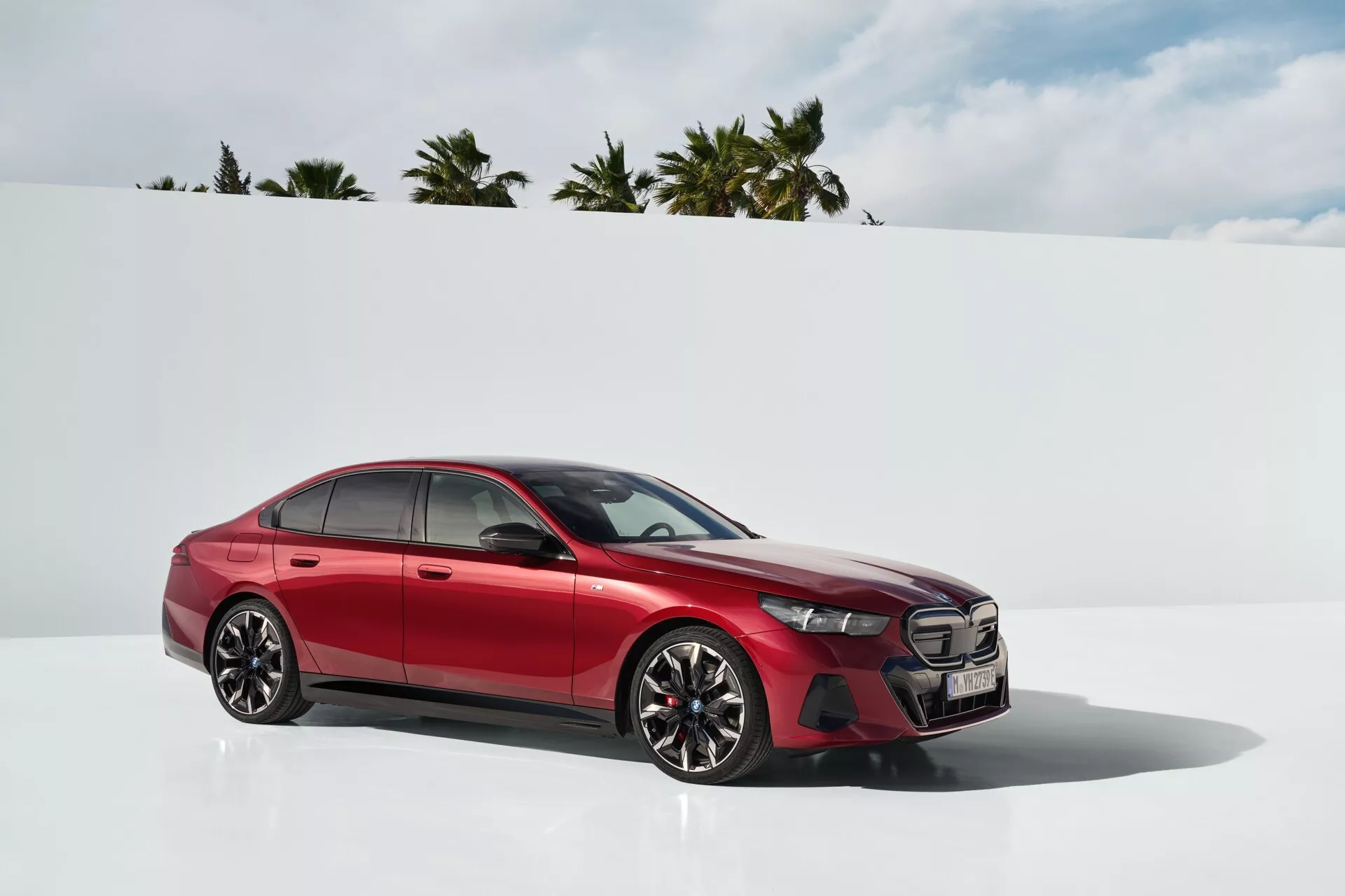 2023-as BMW 5-ös sorozat (G60-G61) bemutatja elegáns tervezését, fejlett technológiai jellemzőit és erőteljes teljesítményét modern városi környezetben