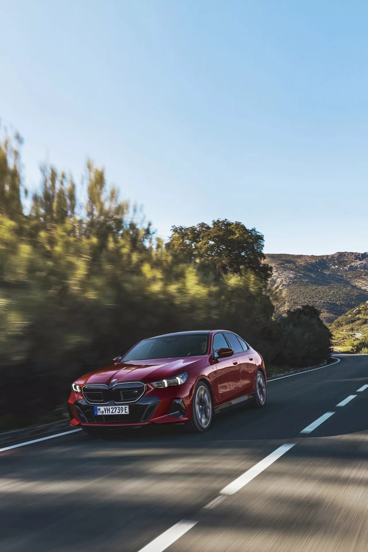 2023-as BMW 5-ös sorozat G60-G61 modell elegáns ezüst színben, amely bemutatja a fejlett design és technológiai jellemzőket