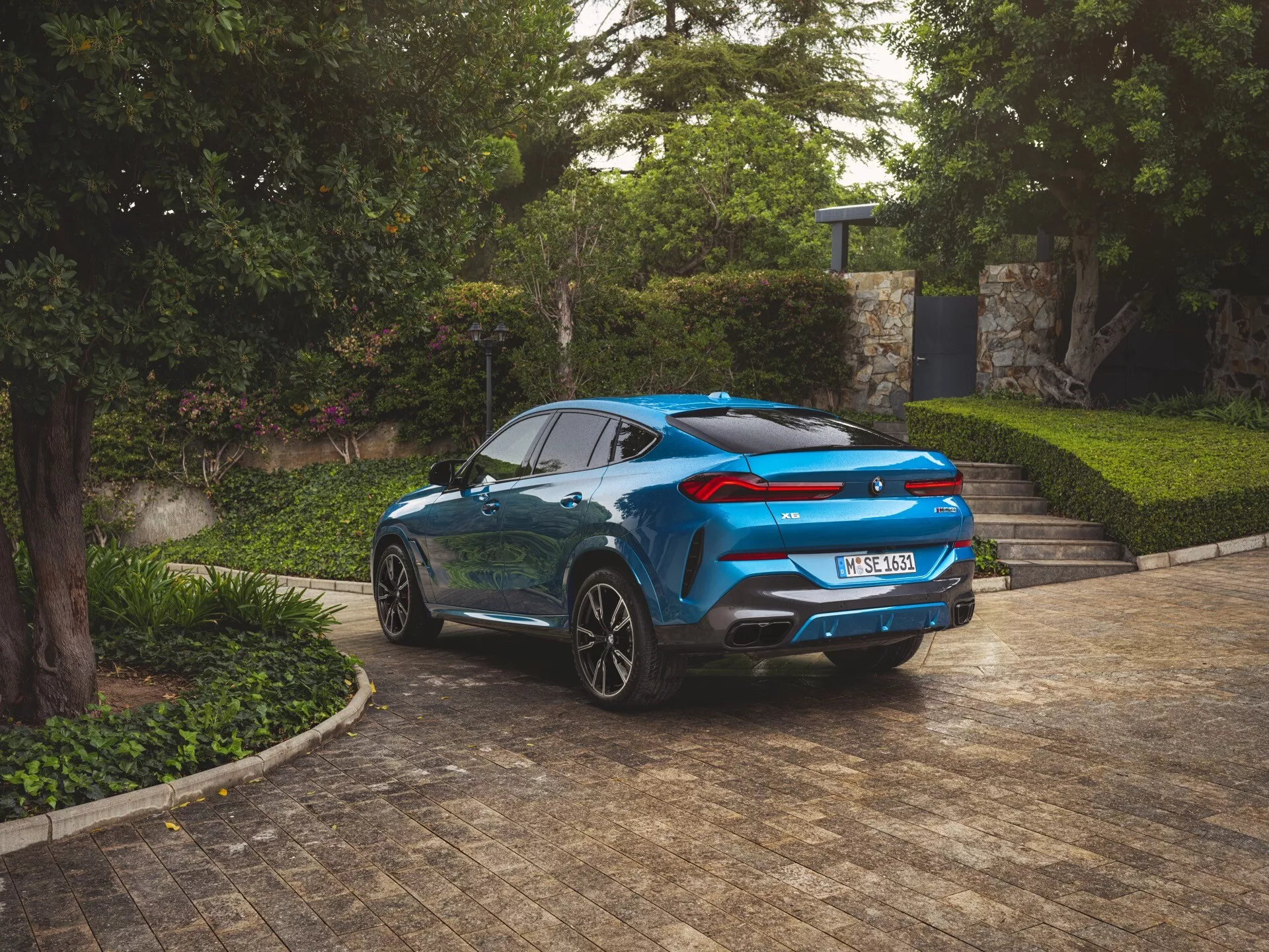 2023-as BMW X6 (G06-F96) modellfrissítés dinamikus pózban, elegáns tervezéssel és fejlett funkciókkal