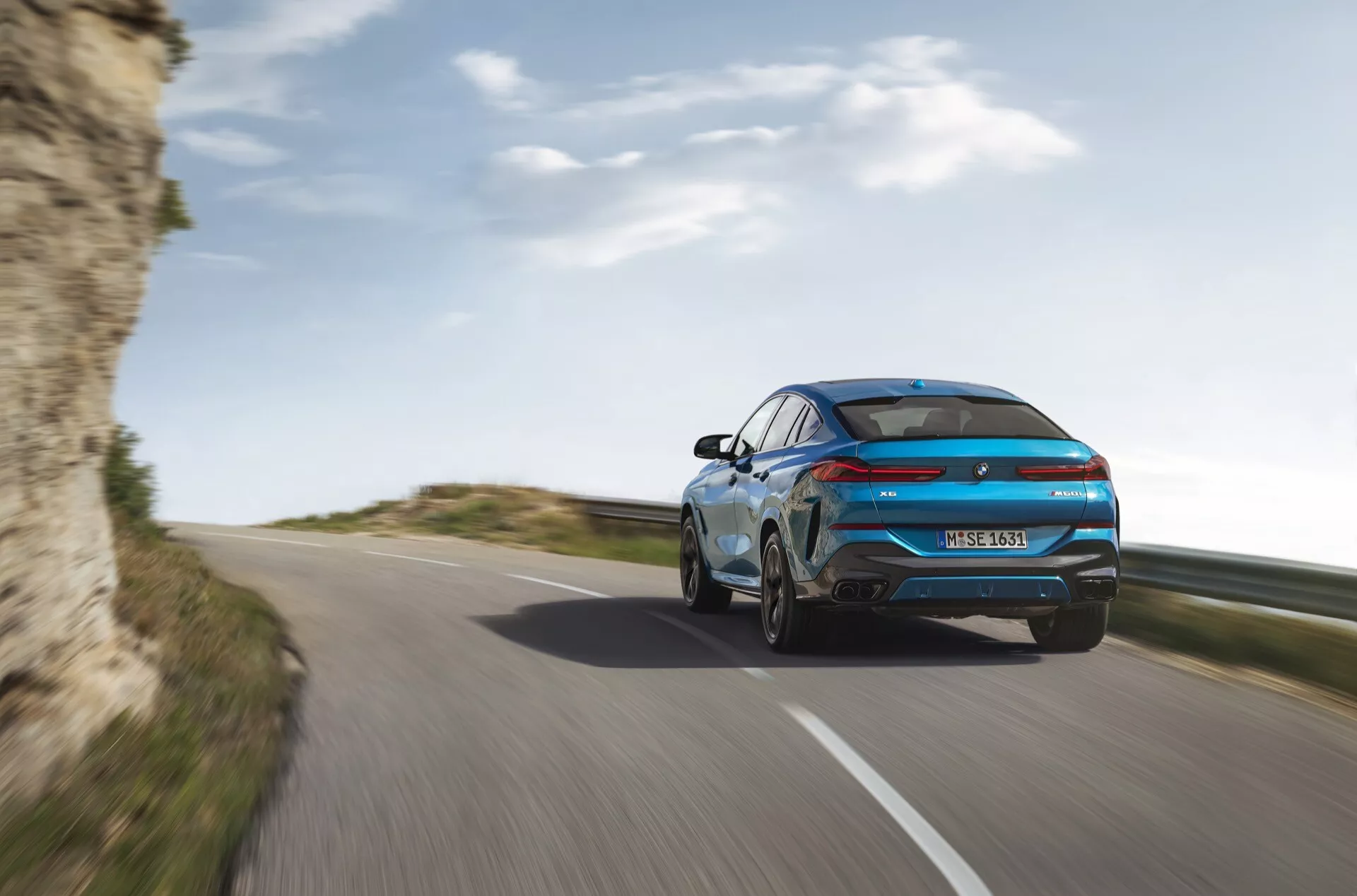 2023-as BMW X6 (G06-F96) modellfrissítés dinamikus pózban, kiemelve az elegáns megjelenését és fejlett jellemzőit