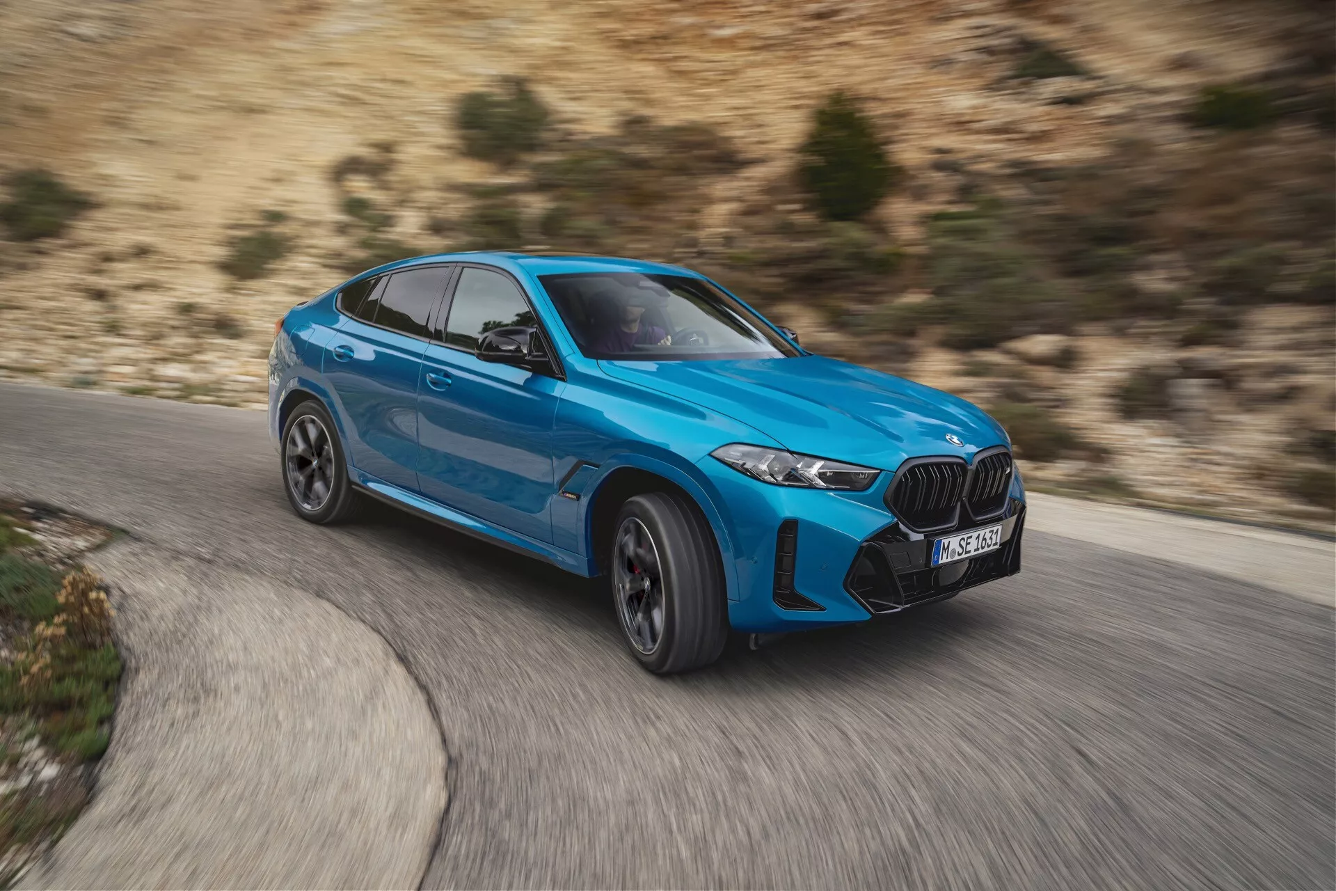 2023-as BMW X6 (G06-F96 Facelift) bemutatja letisztult formatervezését, fejlett aerodinamikáját és luxus belső terét egy élénk környezetben