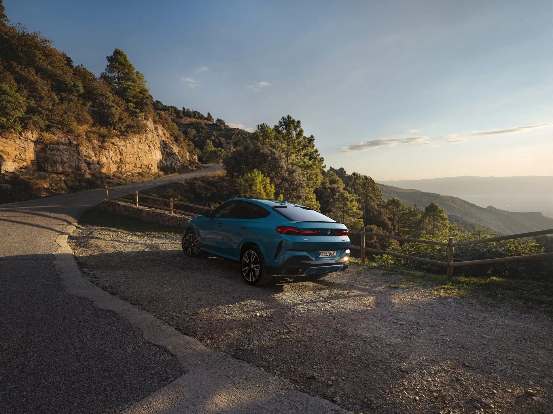 A 2023-as BMW X6 (G06 F96 ráncfelvarrás) elegáns formatervezése, modern technológiai jellemzői és erőteljes motorja elegáns kiállításban