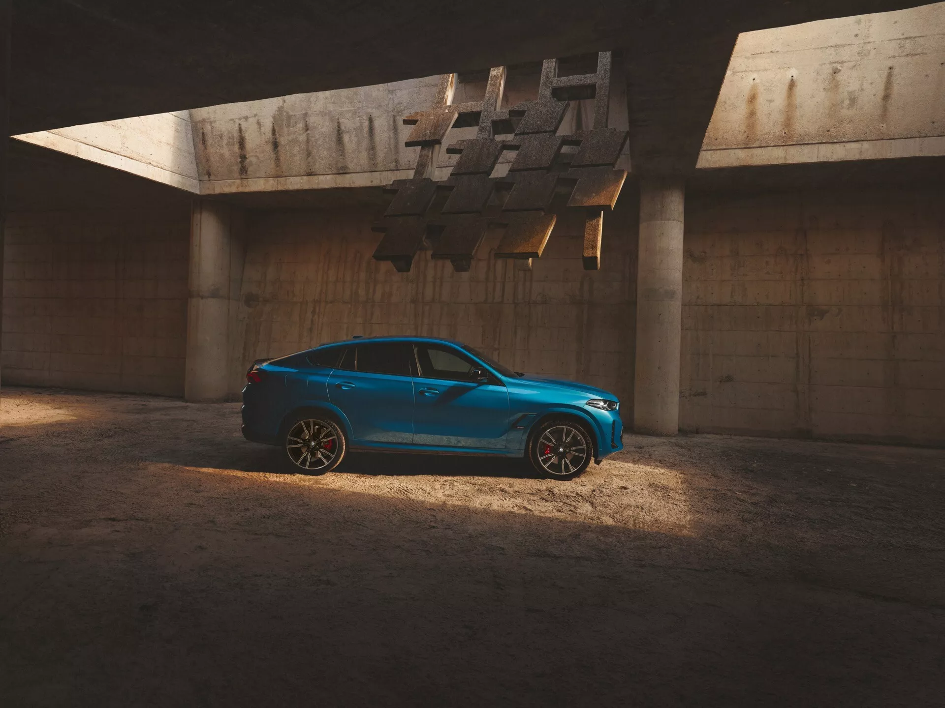 2023-as BMW X6 (G06-F96) modellfrissítés dinamikus pózban, részleteket, haladó jellemzőket és elegáns tervezést bemutatva