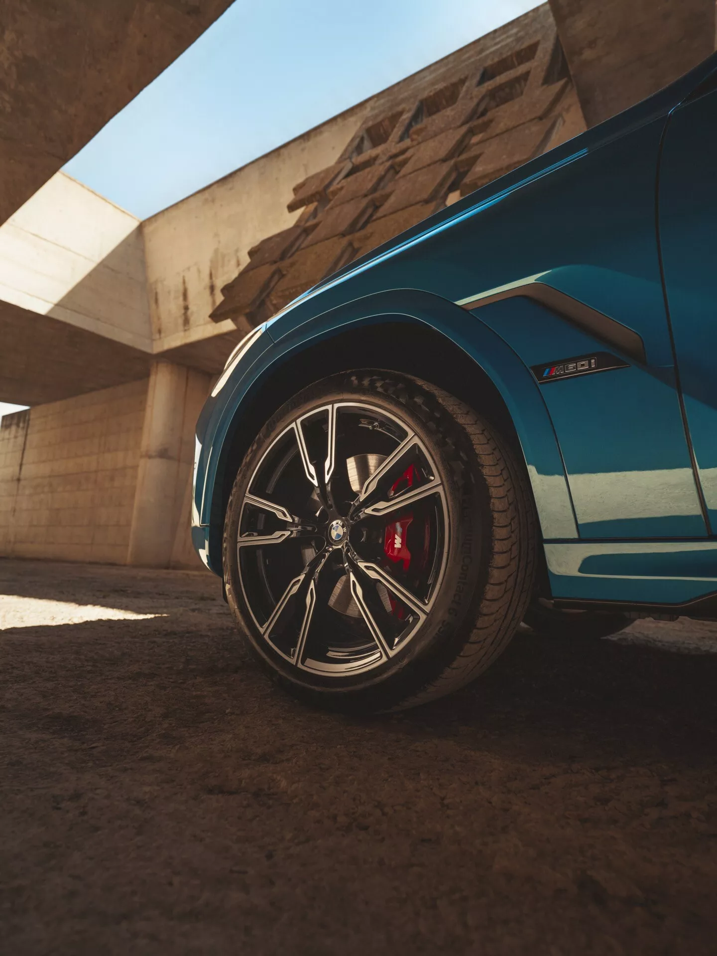 2023-as BMW X6 (G06 F96 átalakítás) lenyűgöző designnal és fejlett funkciókkal dinamikus pózban