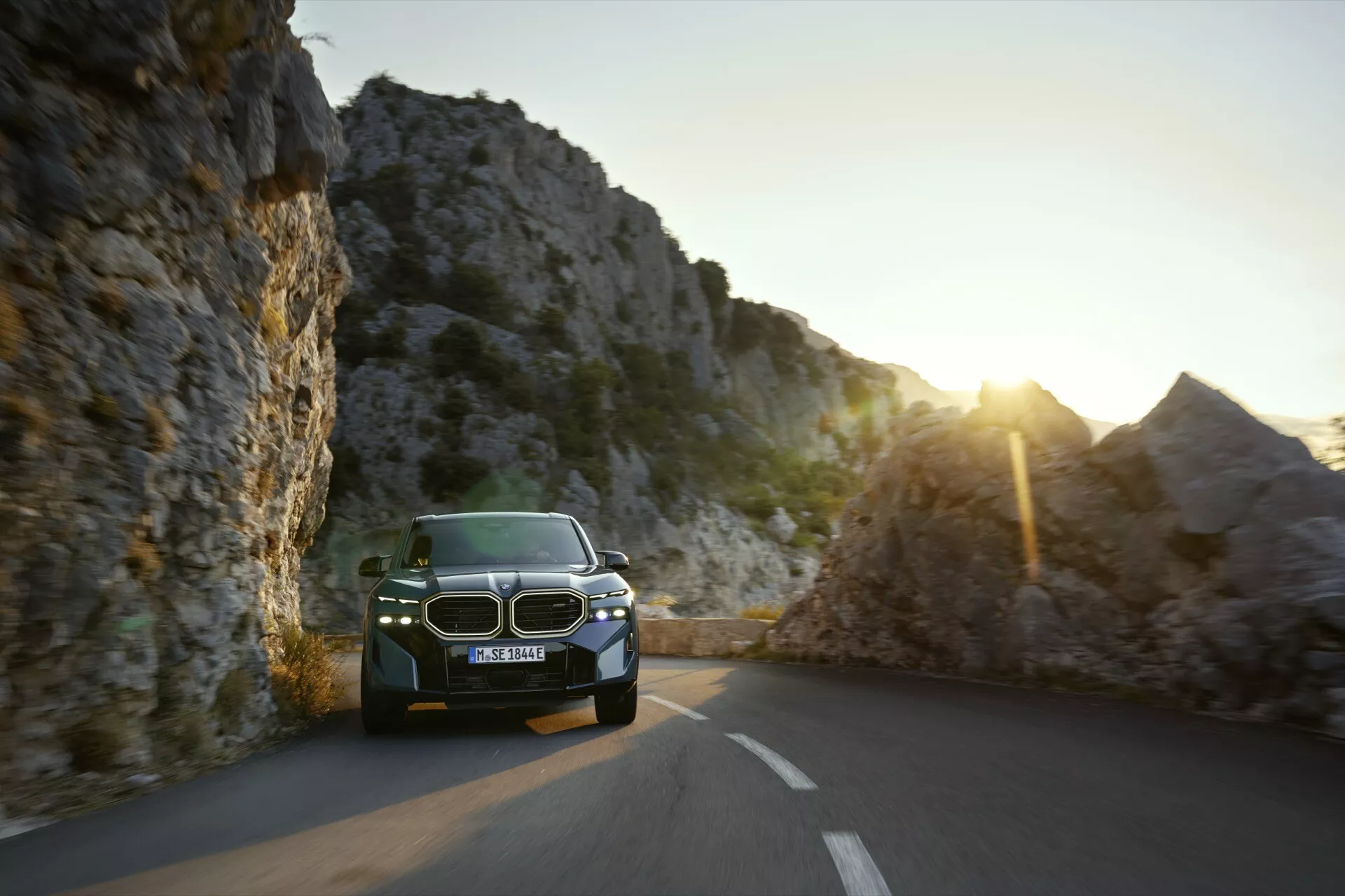 2023-as BMW XM (G09) az elegáns tervezésével, innovatív hibrid technológiájával és luxus belső terével