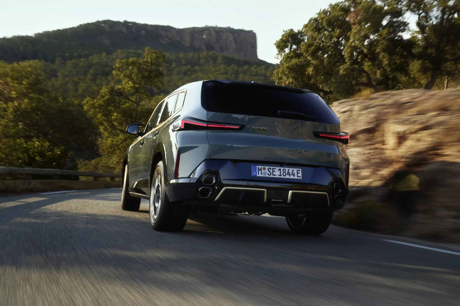 2023-as BMW XM (G09) a síkonyszerű kialakítását, erőteljes motorját és újító jellemzőit bemutatva