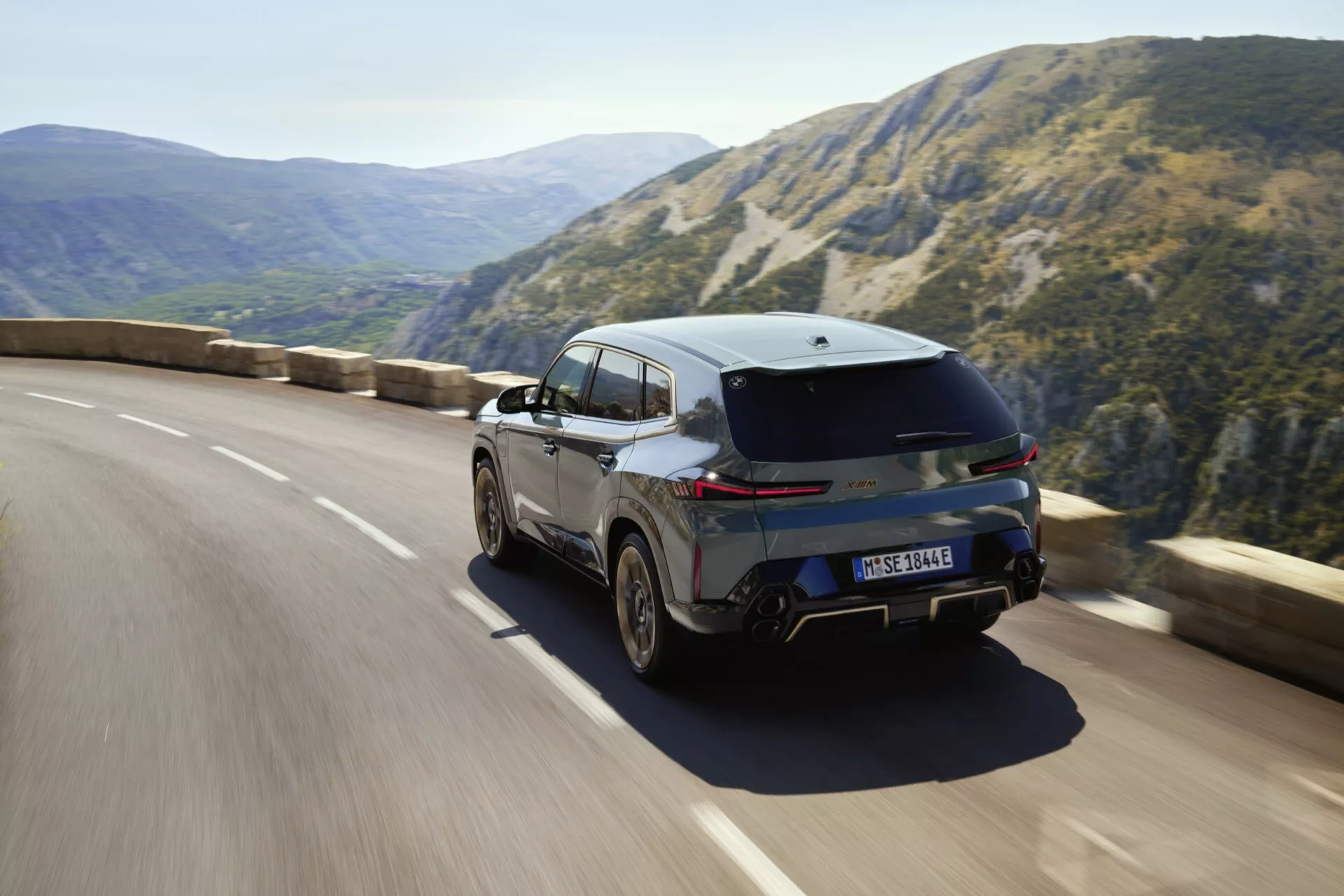 2023-as BMW XM (G09) a luxusos és innovatív tervezését mutatja be, erőteljes hibrid motorral, fejlett technológiai interfésszel és legújabb biztonsági jellemzőkkel