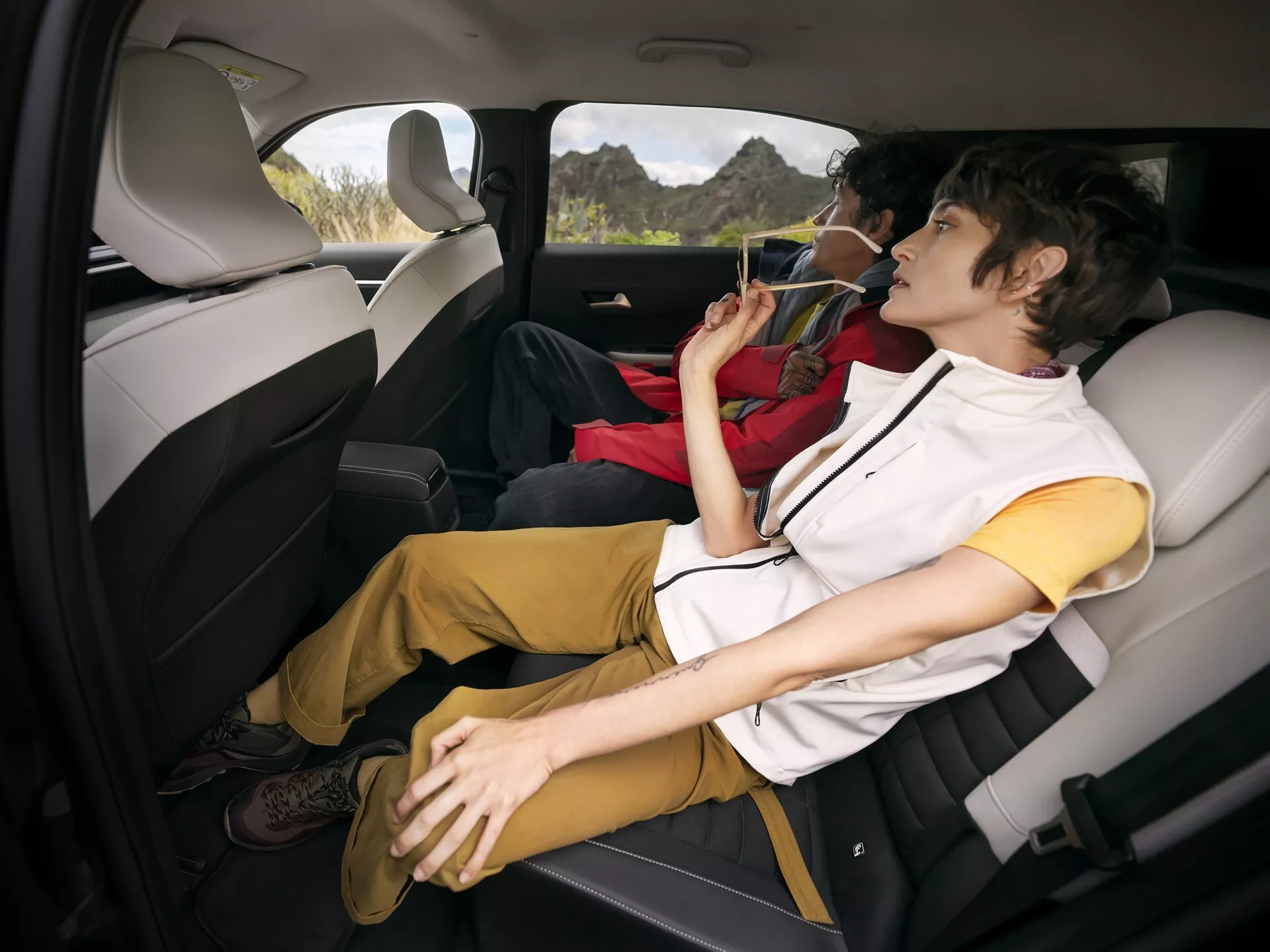 Citroen C3 Aircross 2024 második generációs SUV, amely bemutatja kecses dizájnját, modern első hűtőrácsát, innovatív LED fényszóróit és tágas belső terét