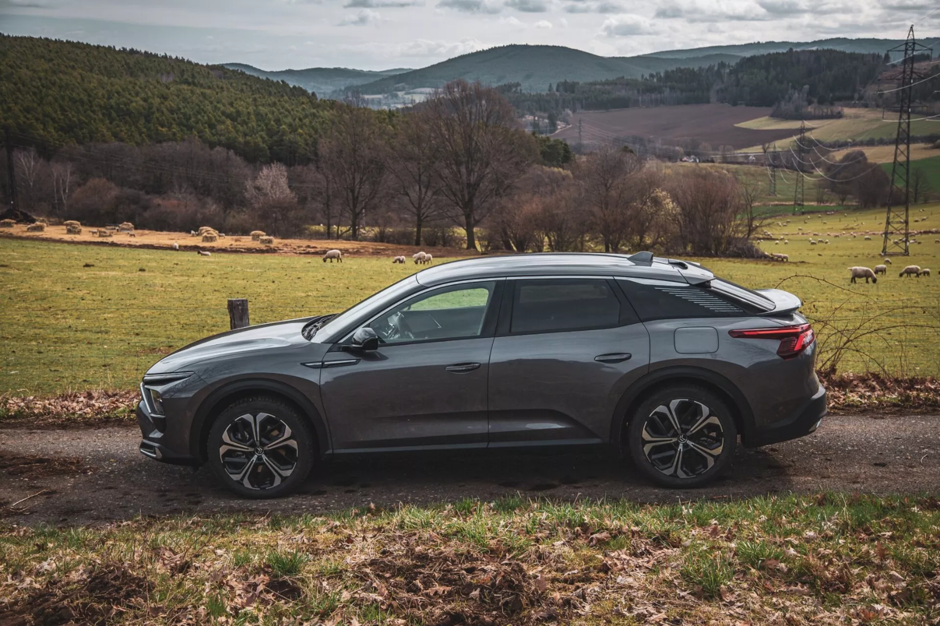 2022-es Citroën C5-X elegáns ezüst színben, bemutatva innovatív tervezését és technológiai jellemzőit egy világos napon