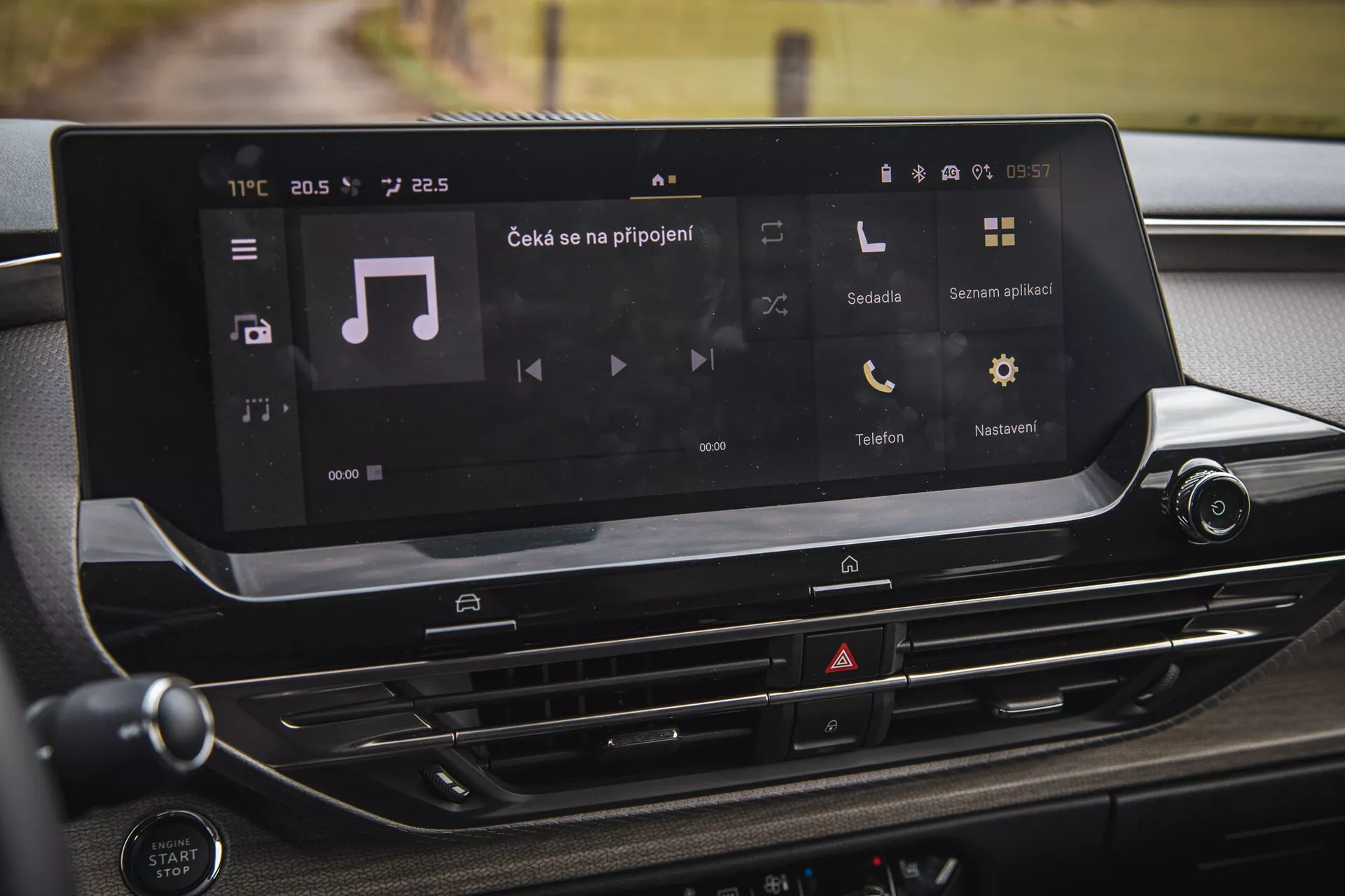 2022-es Citroen C5-X belső tere, amely a műszerfalon található, magas felbontású érintőképernyős infotainment rendszert fókuszál, amely médialejátszást, telefonkapcsolatot és klímavezérlő gombokat kínál modern és elegáns kialakítással