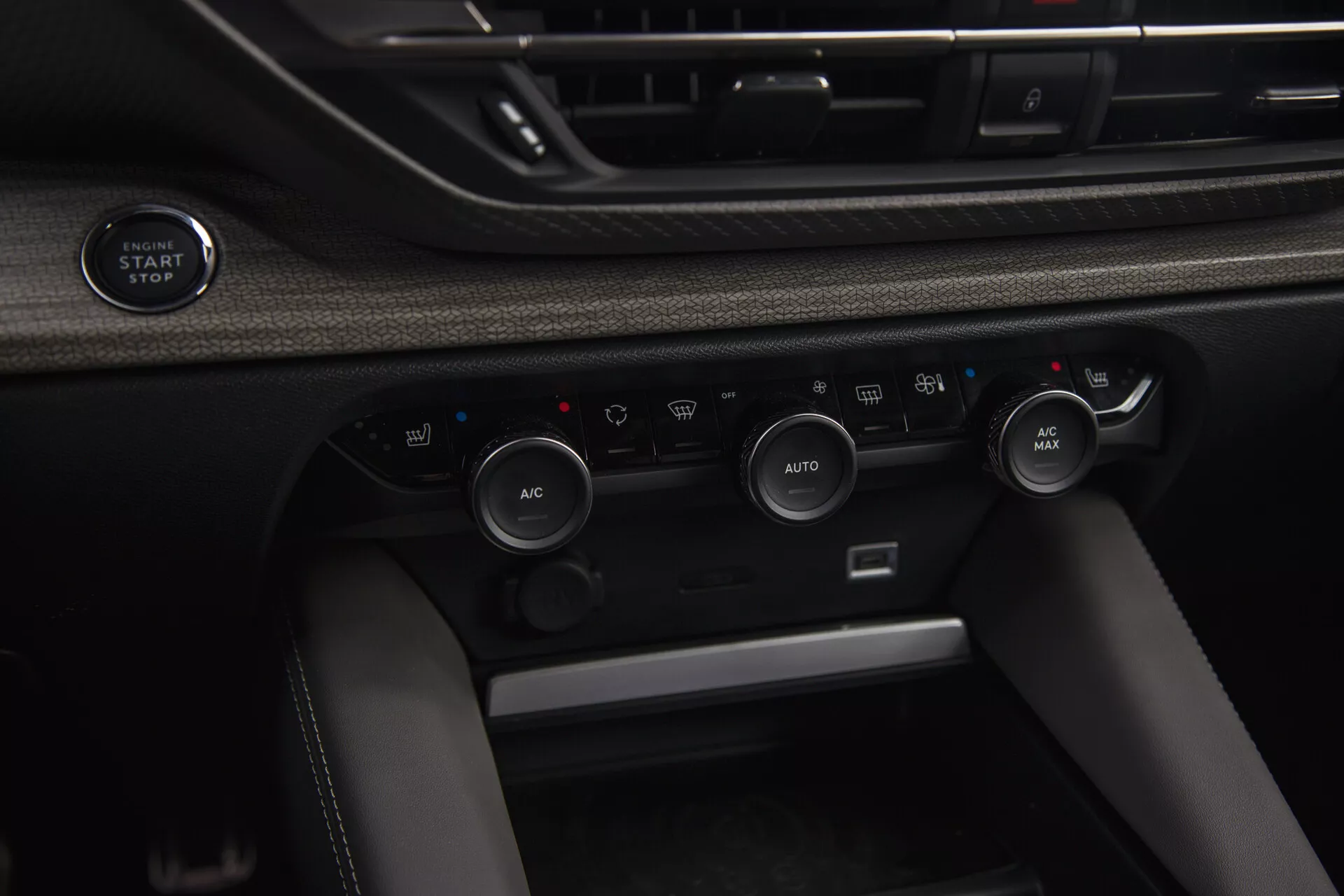 Közeli nézet a 2022-es Citroen C5-X belső terére, amely kulcs nélküli indító/megállító gombot és haladó klímavezérlő rendszert mutat be AUTOMATIKUS hőmérséklet-szabályozással és légújraforgató opciókkal.