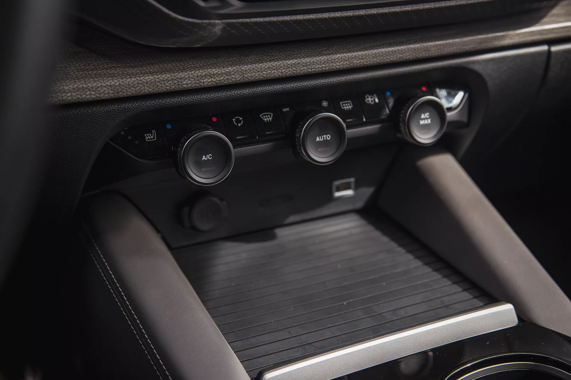 Közelkép a Citroen C5-X 2022 belső teréről, bemutatva a középkonzolt a klímakontroll gombokkal és a sebességváltó konzollal, kiemelve a jármű fejlett klímaberendezését, tárolási megoldásait és prémium anyagait.