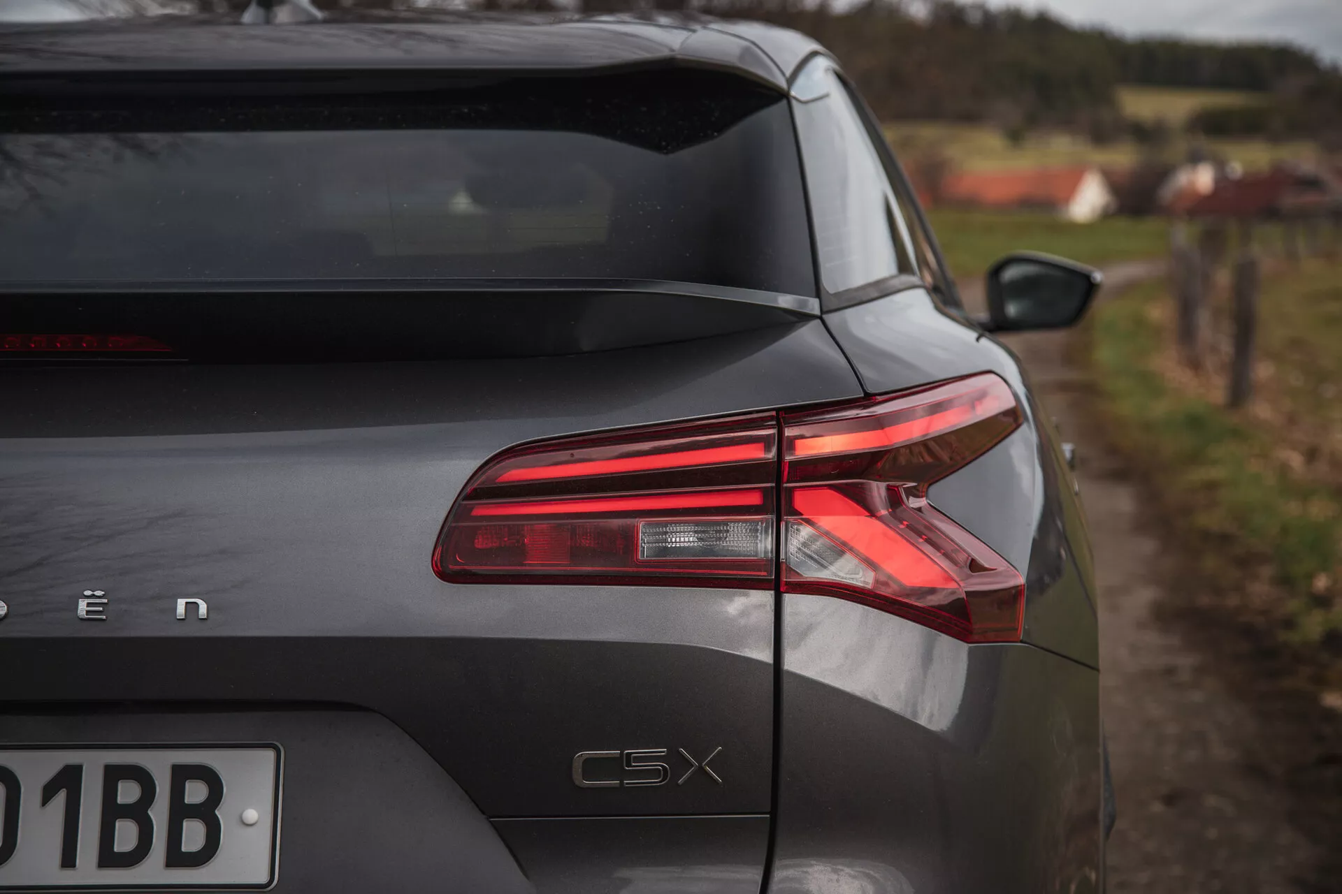 A 2022-es Citroen C5-X hátsó része ferde szögből nézve, bemutatva a LED-es hátsó lámpákat, fényes bevonatot és a modell jelölését