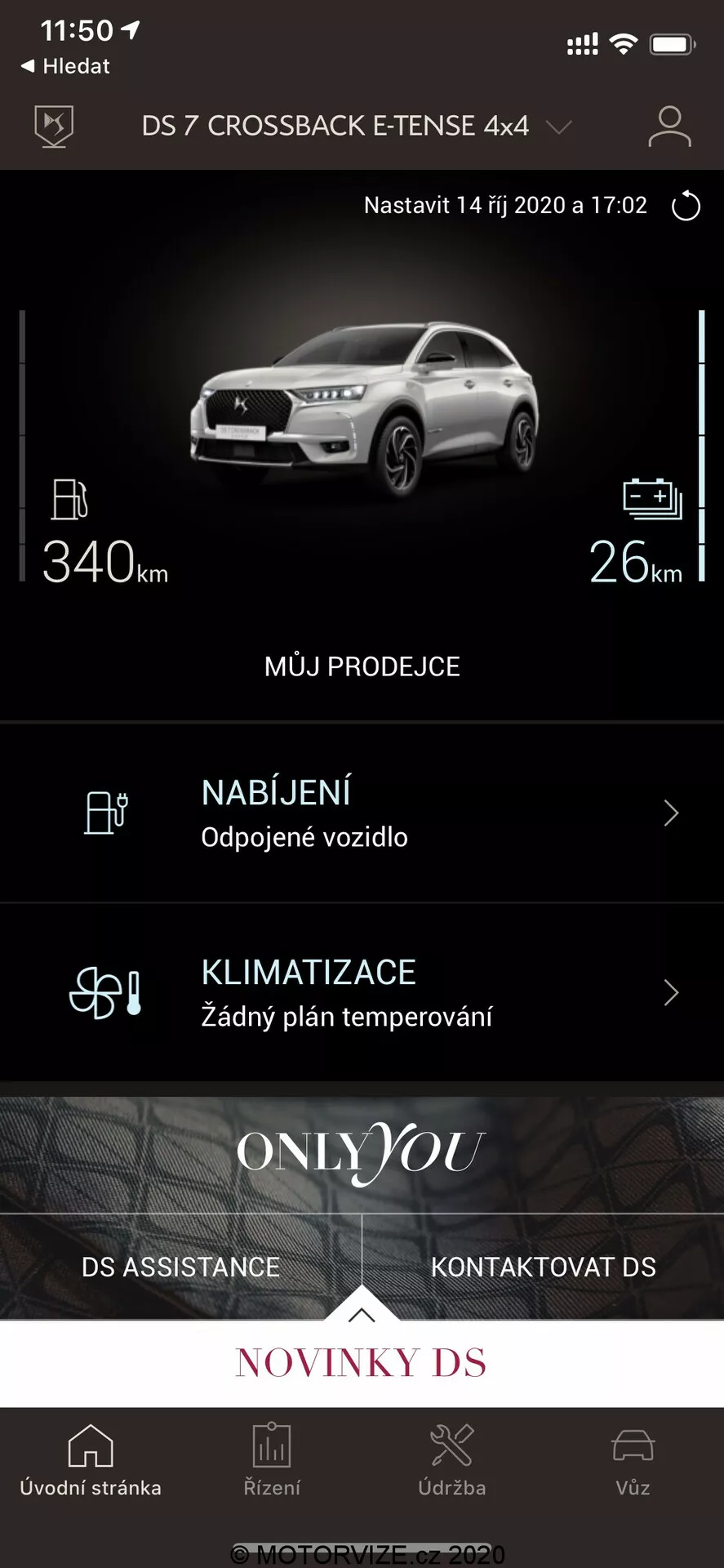 Mobilalkalmazás képernyőképe, amely a DS 7 CROSSBACK E-TENSE 4x4 kapcsolódási funkcióit mutatja, beleértve az autó első negyedének stilizált szürkeárnyalatos képét. Kiemelkedő jellemzői közé tartozik a 340 km-es hatótávolságot mutató akkumulátor szintjelző, a jármű töltési állapota, a klímaszabályozási beállítások és a kapcsolódási lehetőségek, mint például a DS Assistance.