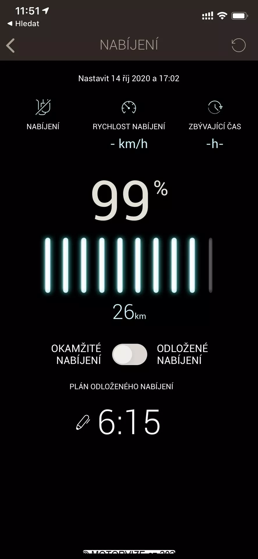 Képernyőfelvétel, amely egy elektromos jármű töltési állapotát mutatja egy mobilalkalmazáson vagy infotainment rendszer interfészen. A tetején egy akkumulátor ikon és a 'NABIJENI' szó látható, amely csehül töltést jelent. Alatta egy beállítást látunk 2020. október 14-ére, 17:02 órára. Az akkumulátor állapotsávja szinte teljesen fel van töltve, 99%-on, egy 26 km-es hatótávjelzővel. Két gomb, 'Azonnali Töltés' és 'Késleltetett Töltés' felirattal lehetővé teszi a töltési idők szabályozását. Alul egy óra 6:15-öt mutat a késleltetett töltés idejére. Az interfész tiszta kialakítást mutat fekete háttérrel, valamint fehér és zöld szöveggel az olvashatóság javítása érdekében.