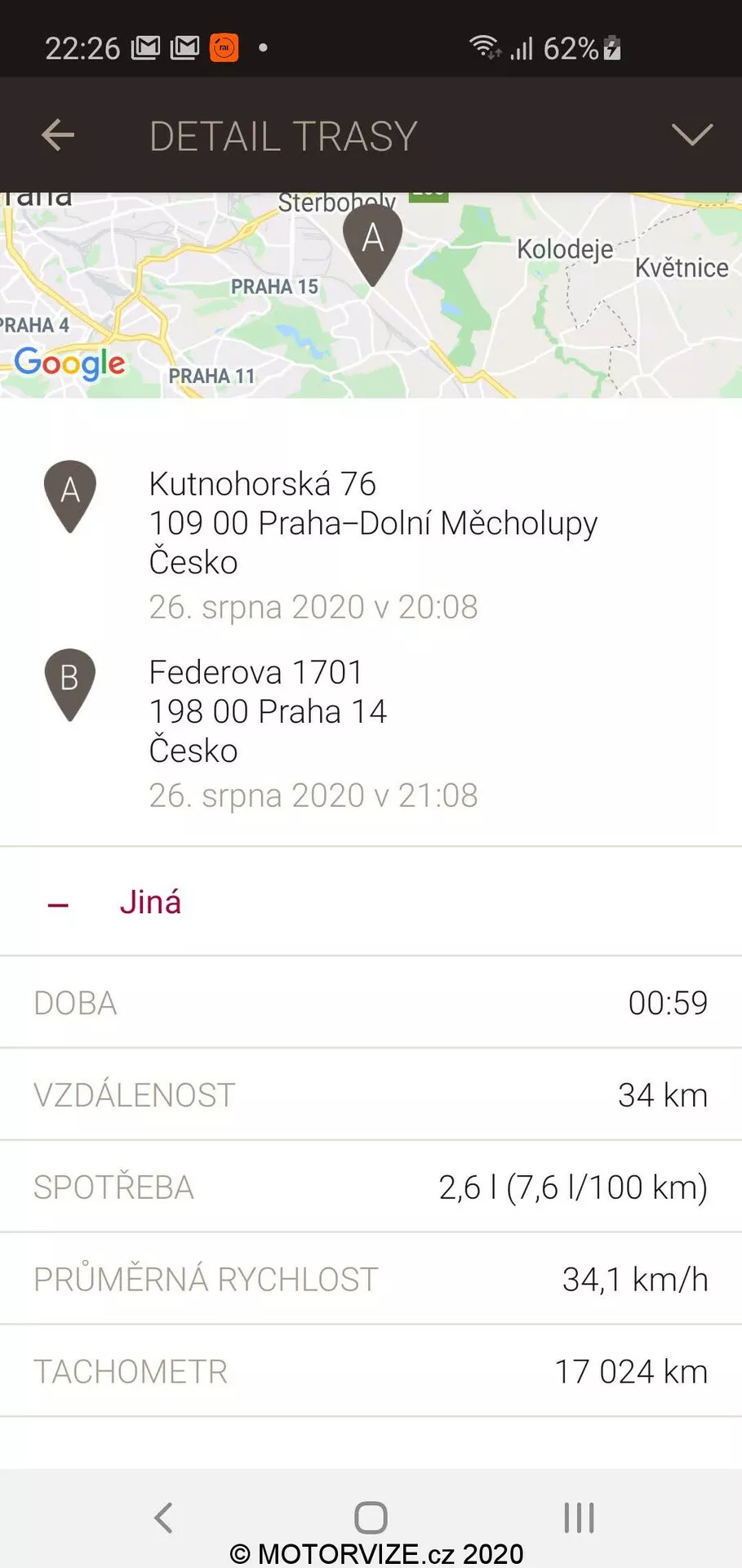 Mobilalkalmazás képernyőfelvétele, amely egy útvonalat és utazási statisztikákat jelenít meg. A térkép a Kutnohorská 76, Praha-Dolní Měcholupy és a Federova 1701, Praha 14 közötti útvonalat mutatja, 2020. augusztus 26-i dátummal. A térkép alatt az adatok között szerepel az utazási idő (00:59), a távolság (34 km), az üzemanyag-fogyasztás (2,6 l/6,7 l/100 km), az átlagsebesség (34,1 km/h) és a kilométer-számláló olvasása (17 024 km).