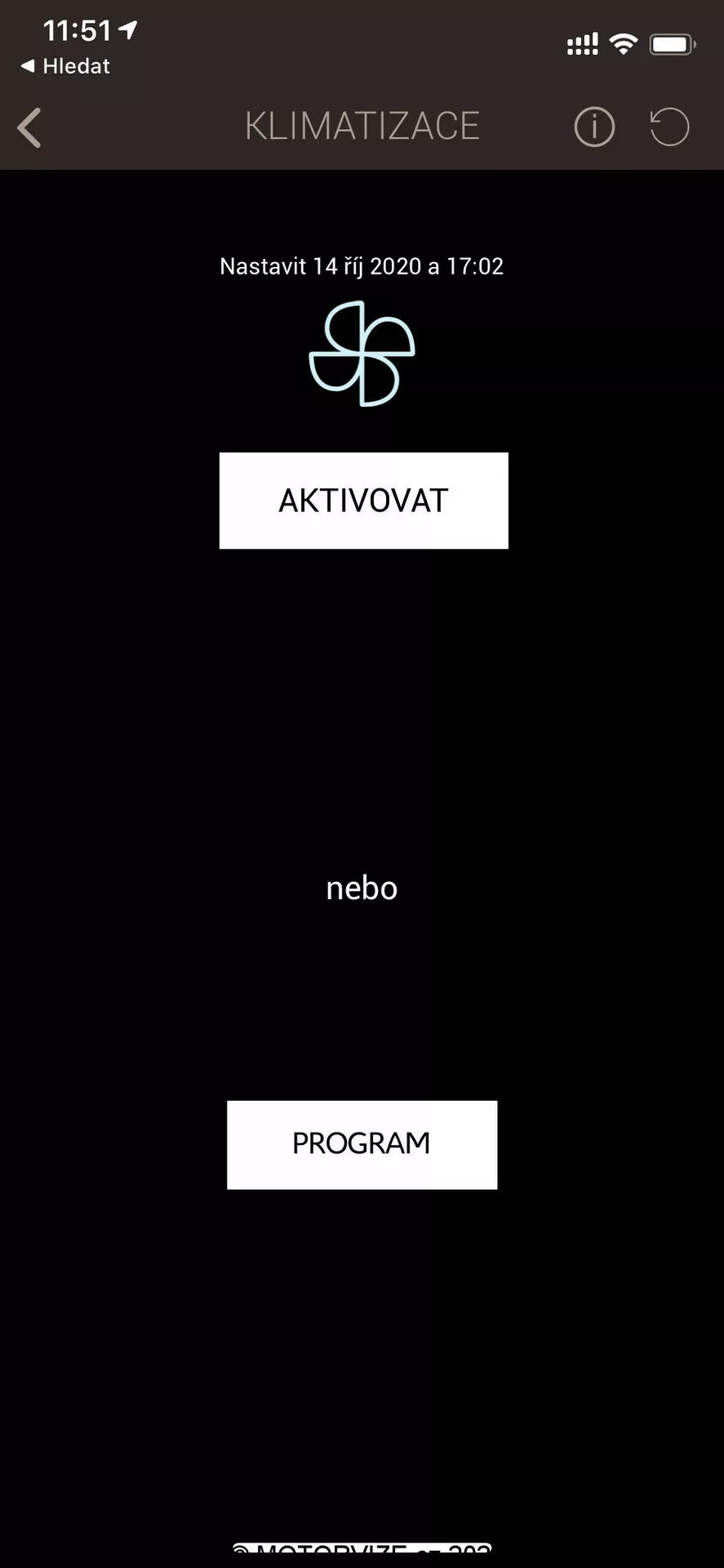 A DS Automobiles DS 7 Crossback 2018 klímavezérlő rendszerének mobil felületének képernyőképe, túlnyomórészt fekete, fehér és világosszürke szöveggel. A képernyőn az "AKTIVOVAT" és "PROGRAM" opciók szerepelnek dátum- és időütemezővel, navigációs nyíllal, menüikonnal és kapcsolatjelző ikonokkal.